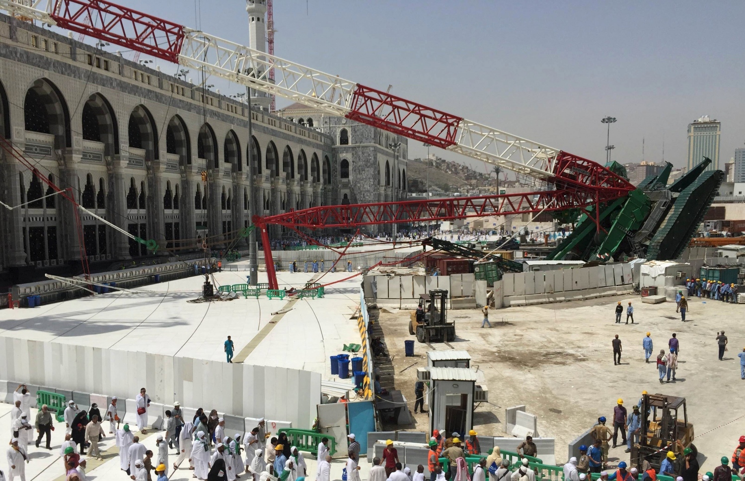 ސެޕްޓެމްބަރު 11، 2015؛ ސައޫދީ އަރަބިއްޔާގެ މައްކާގައި ހުންނަ މަސްޖިދުލް ހަރާމްގެ ގޯތިތެރޭގައި ހުރި ބިޔަ ކެރޭން، ގަދަ ވަޔާއެކު އަރިއަޅާލައިގެން ވެއްޓިފައި. --އޭއެފްޕީ