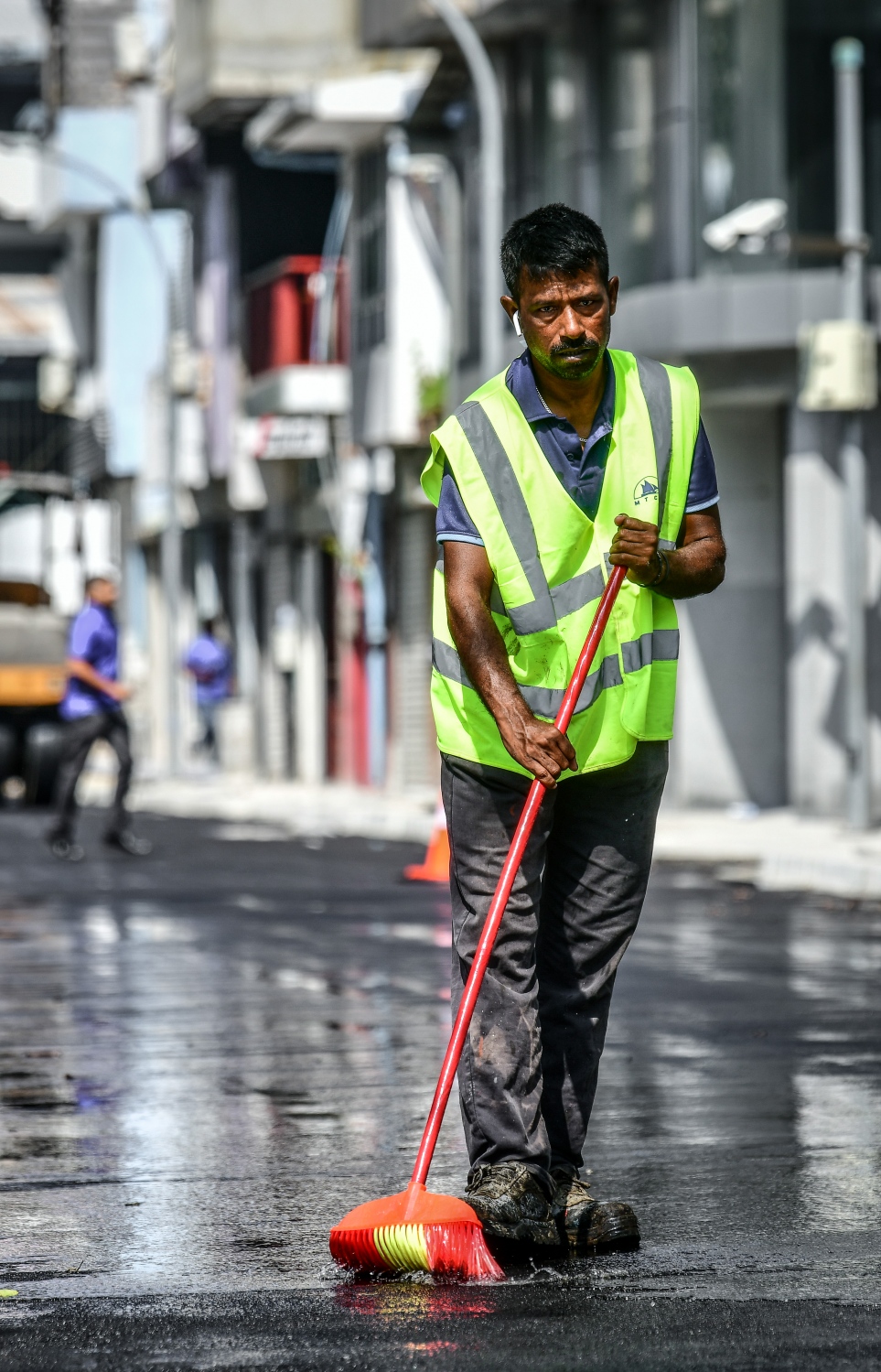 އަމީނީ މަގުގައި އާރްޑީސީގެ މުވައްޒަފަކު މަސައްކަތުގައި. އެކުންފުނީގައި މިވަގުތު 1،800 މުވައްޒަފުން މަސައްކަތް ކުރޭ -- ފޮޓޯ: ފަޔާޒް މޫސާ / މިހާރު