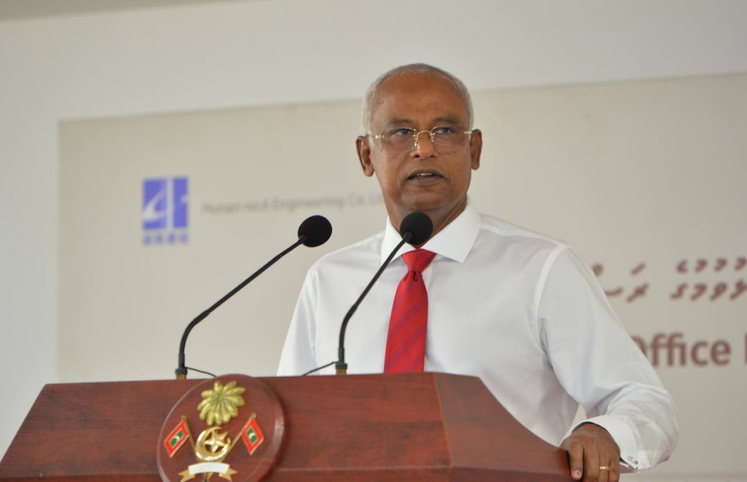 އުމަރު ޒާހިރުގެ ނަމުގައި، ހުޅުމާލޭގައި ސަރުކާރުގެ އާ އޮފީސް އިމާރާތް ހުޅުވުމަށް ބޭއްވި ރަސްމިއްޔާތުގައި ރައީސް އިބްރާހިމް މުހައްމަދު ސޯލިހު ވާހަކަދައްކަވަނީ -- ފޮޓޯ: ރައީސް އޮފީސް