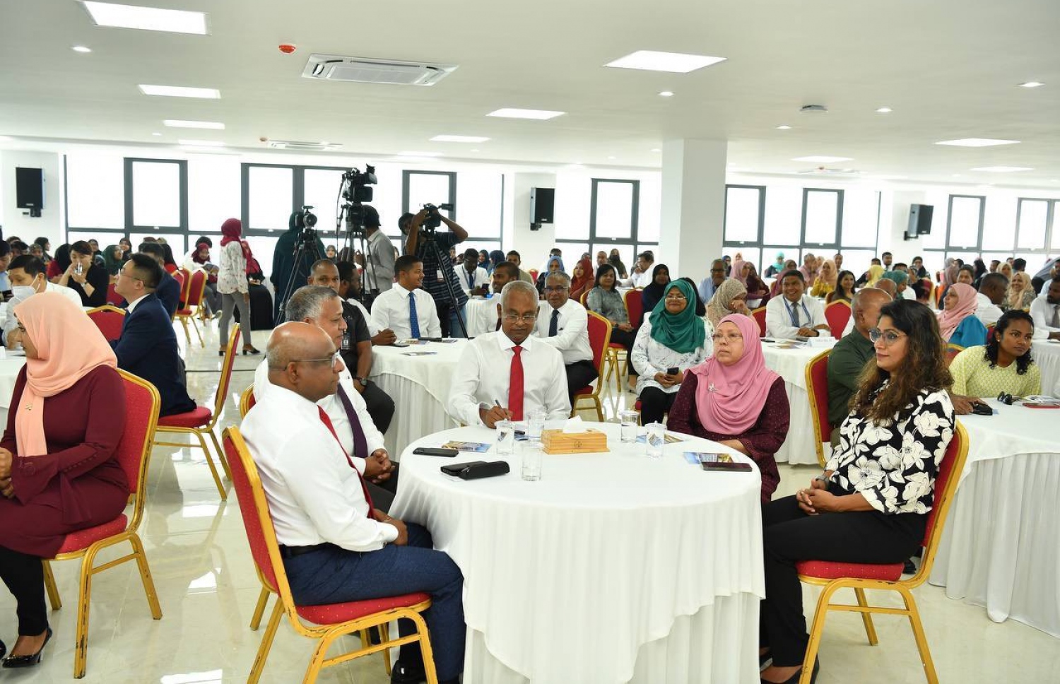 އުމަރު ޒާހިރުގެ ނަމުގައި، ހުޅުމާލޭގައި ސަރުކާރުގެ އާ އޮފީސް އިމާރާތް ހުޅުވުމަށް ބޭއްވި ރަސްމިއްޔާތު -- ފޮޓޯ: ރައީސް އޮފީސް