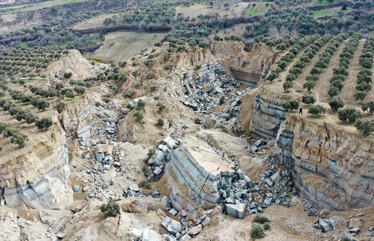 ފެބްރުއަރީ 6، 2023 ގައި ތުރުކީ ވިލާތުގެ އިރުމަތީ ސަރަހައްދަށް އައި ބާރު ގަދަ ބިންހެލުމުގައި، އެ ގައުމުގެ އިރުމަތީ ސަހަރެއް ކަމަށްވާ އަލްތިނޯޒޫ އަވަށުގައި އުފެދިފައިވާ ބިޔަ ފުން ވަޅުގަނޑު