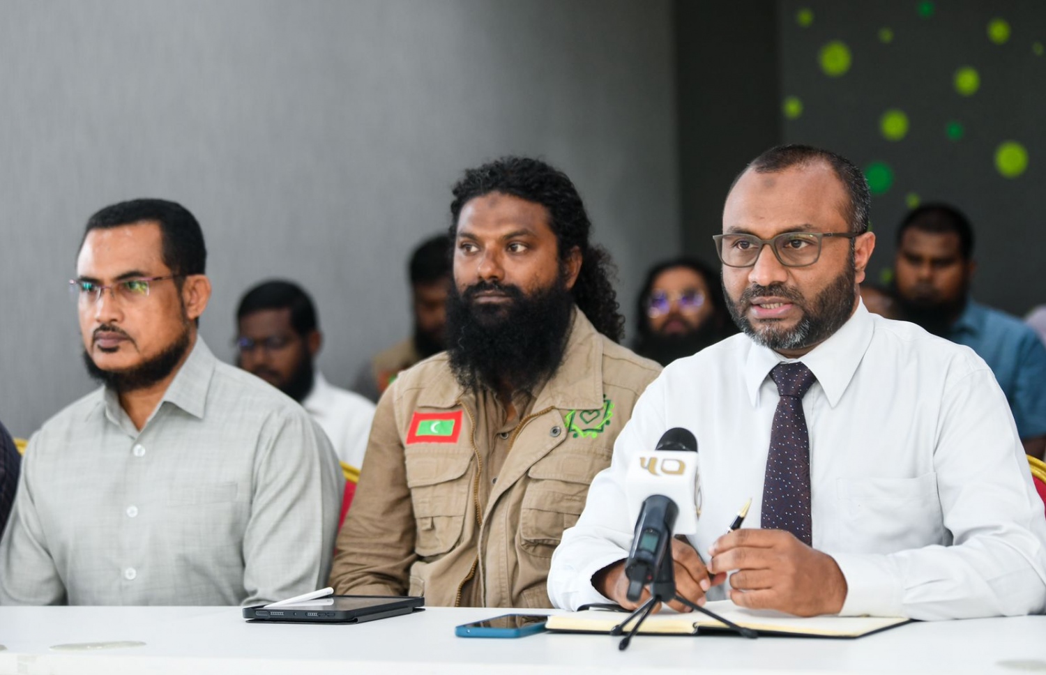 މިއަދުގެ ނިއުސް ކޮންފަރެންސްގައި ޑރ. ޝަހީމް ވާހަކަ ދައްކަވަނީ.---ފޮޓޯ: ފަޔާޒު މޫސާ| މިހާރު