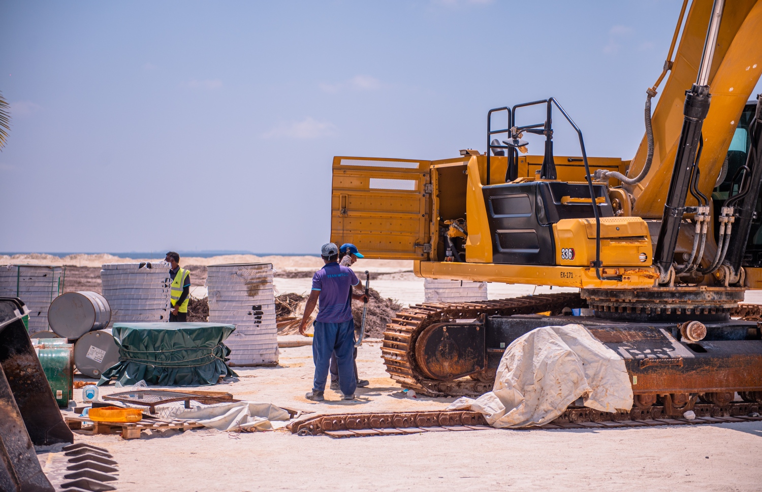 އެމްޓީސީސީގެ ޕްރޮހެކްޓެއްގެ މަސައްކަތުގައި އެކުންފުނީގެ މުވައްޒަފުން -- ފޮޓޯ: މިހާރު