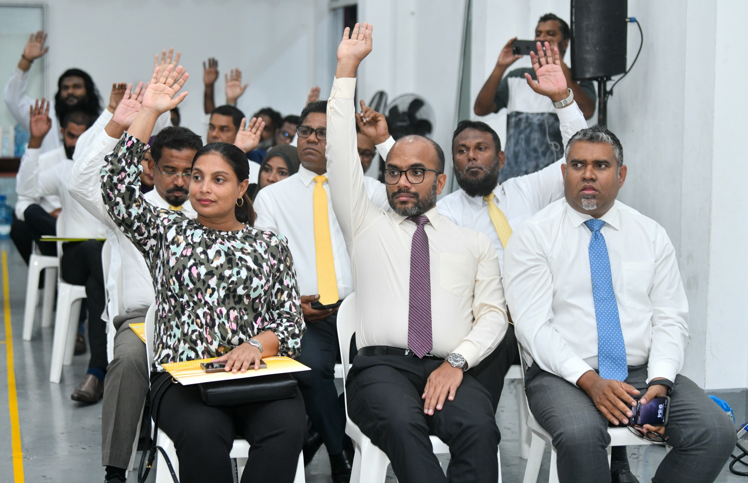 ކޯލިޝަންގެ ބާރު ރައީސަށް ދޭން ގަރާރު ފާސްކުރަން މެމްބަރުން ވޯޓު ދެއްވަނީ: މި ގަރާރު ފާސްކުރީ 81 މެމްބަރުންގެ ވޯޓުން. -- ފޮޓޯ: ނިޝާން އަލީ | މިހާރު