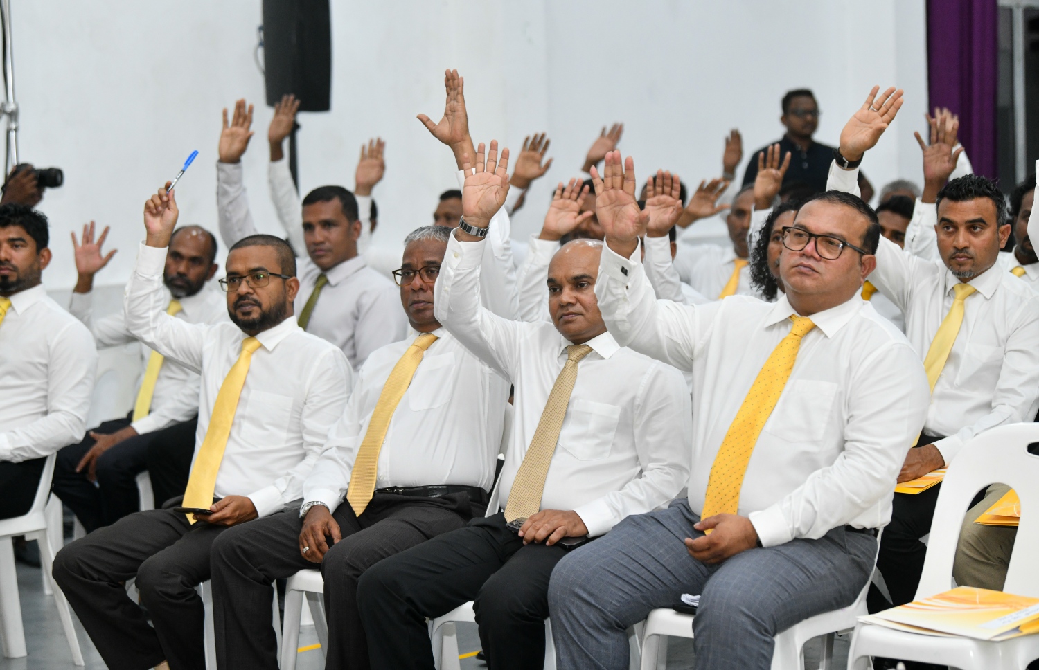 ގަރާރު ފާސްކުރަން އެމްޑީޕީގެ މެމްބަރުންތަކެއް ވޯޓު ދެއްވަނީ: އިންތިހާބު ނިމެންދެން ޕާޓީގެ އެންމެ އިސް ފަރާތަކީ ރިޔާސީ ކެންޑިޑޭޓު ކަމަށް އަސާސީ ގަވައިދާ ހަވާލާދީ ގަރާރުގައި ވޭ. -- ފޮޓޯ: ނިޝާން އަލީ | މިހާރު