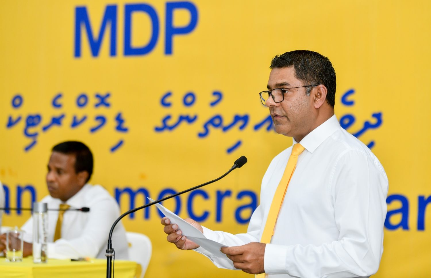 އެމްޑީޕީ ގައުމީ މަޖިލީހަށް މެމްބަރު ނާޝިޒް ގަރާރު ހުށަހަޅުއްވައި ދެއްވަނީ. -- ފޮޓޯ: ނިޝާން އަލީ | މިހާރު