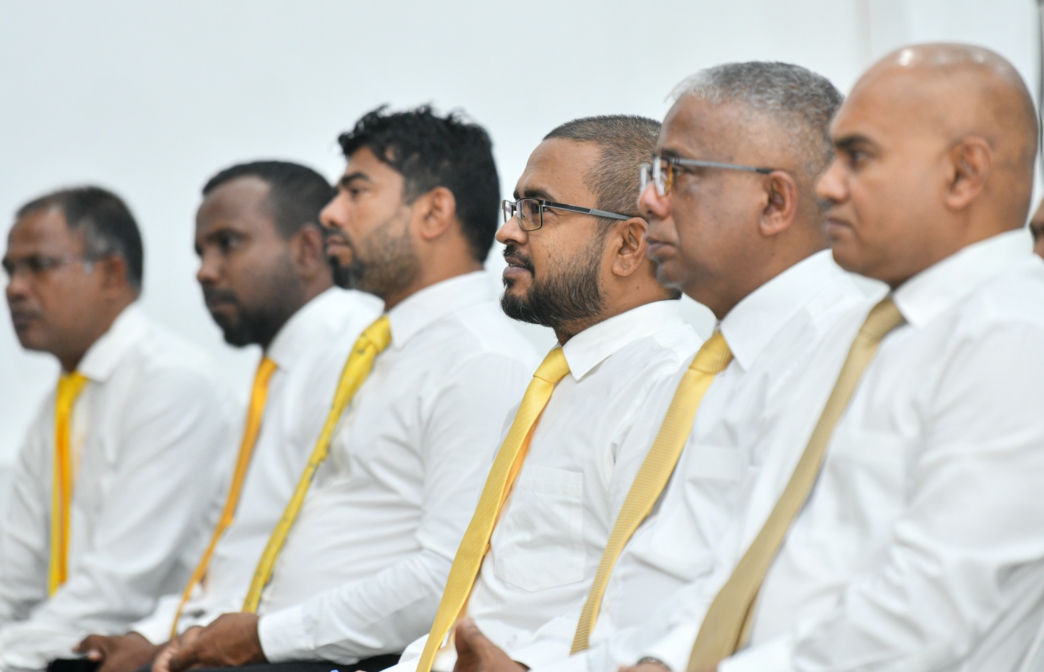 އެމްޑީޕީގެ ގައުމީ މަޖިލީހުގެ ޖަލްސާގައި ބައެއް މެމްބަރުން ބައިވެރިވެވަޑައިގަންނަވަނީ. -- ފޮޓޯ: ނިޝާން އަލީ | މިހާރު