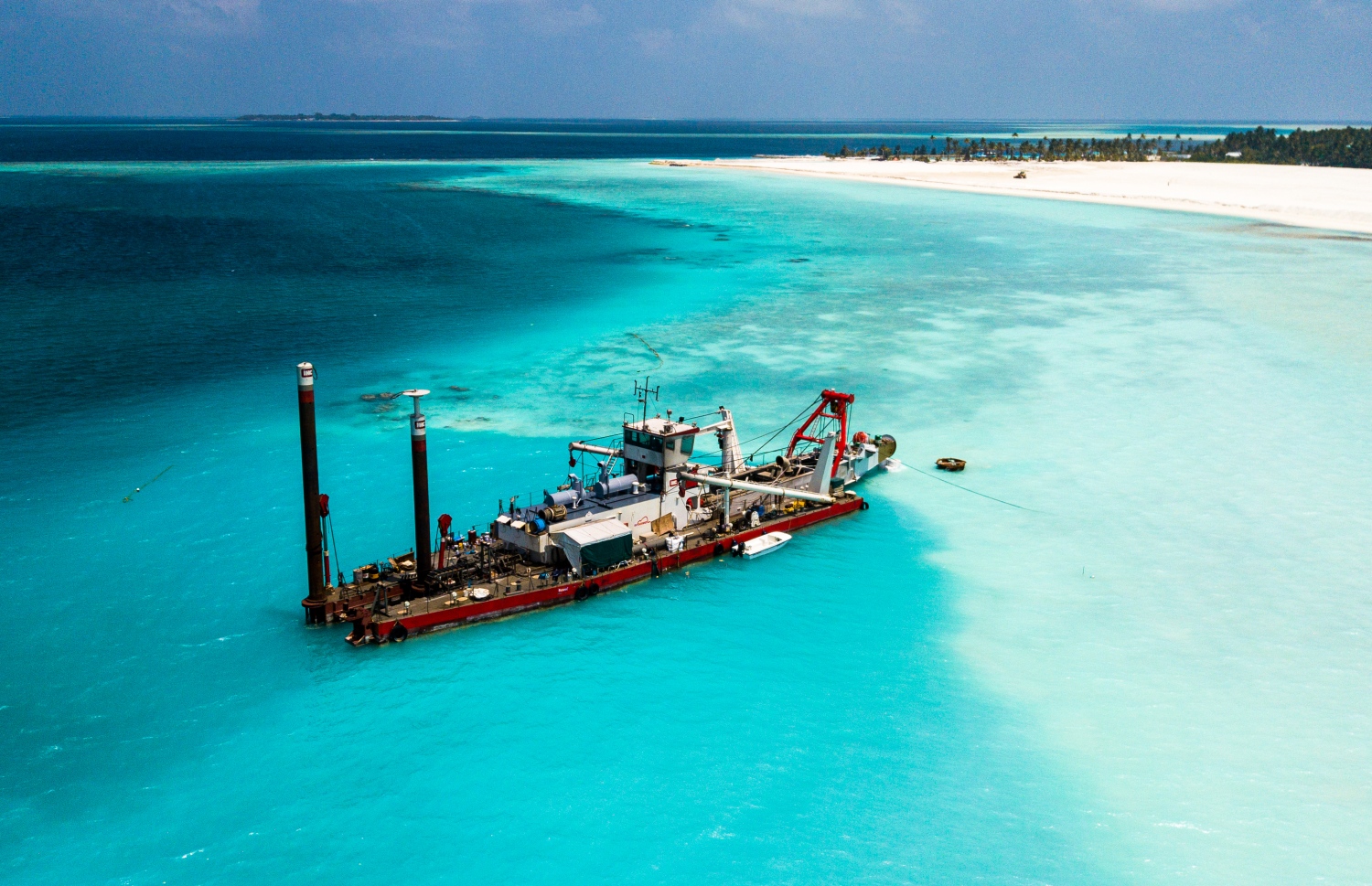 އެމްޓީސީސީއިން ޕްރޮޖެކްޓެއްގެ މަސައްކަތް ކުރުމަށް ބަނދުގައި އޮތް ޑްރެޖާއެއް -- ފޮޓޯ: އެމްޓީސީސީ