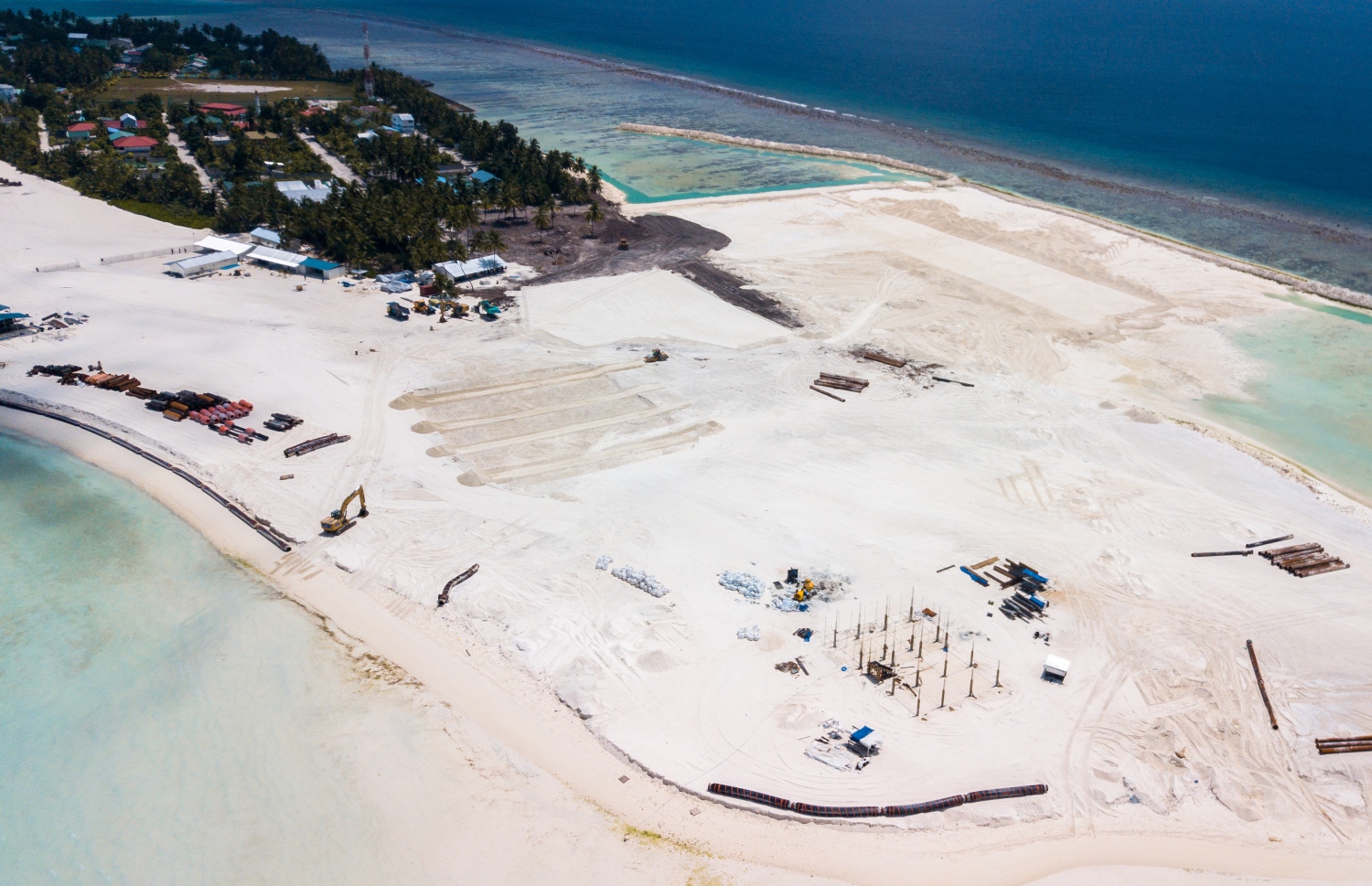 ފެބްރުއަރީ 15، 2023: ފ. އަތޮޅުގައި ހަދާ ފުރަތަމަ އެއާޕޯޓްގެ މަސައްކަތް ގޮސްފައިވާ ހިސާބު؛ މަސައްކަތް ހުއްޓާލިއިރު 75 ޕަސެންޓް މަސައްކަތް އޮތީ ނިމިފައި -- ފޮޓޯތައް: ވިޝާހް ޒަރީރު