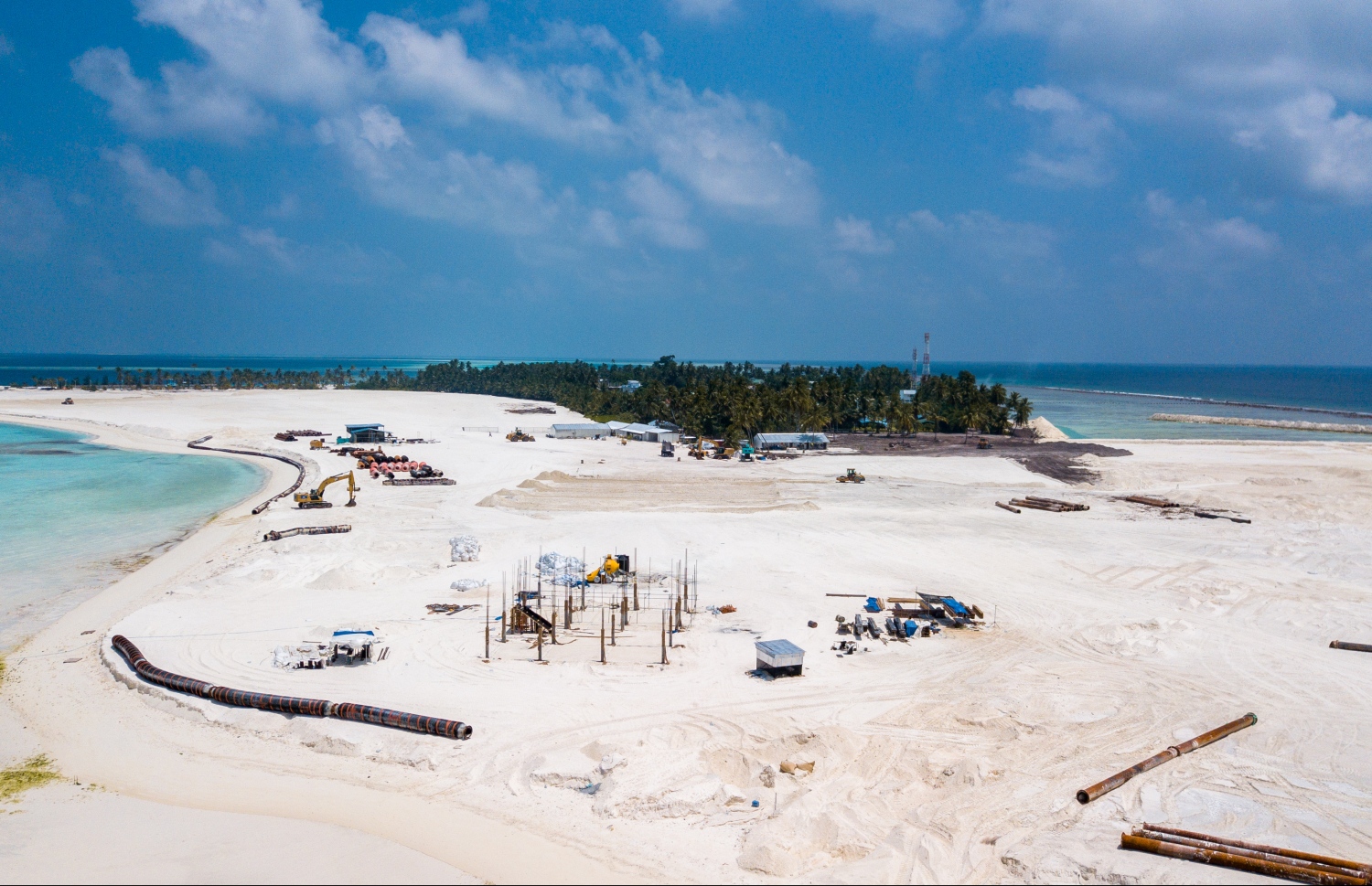 ފ. އަތޮޅުގައި ހަދާ ފުރަތަމަ އެއާޕޯޓްގެ މަސައްކަތް އެ އަތޮޅު މަގޫދޫގައި ބާރު ސްޕީޑްގައި ކުރިއަށް ދަނީ: މި އެއާޕޯޓް ބޮޑުކުރަން ސަރުކާރުން ވަނީ ނިންމައިފައި.-- ފޮޓޯ: މިހާރު