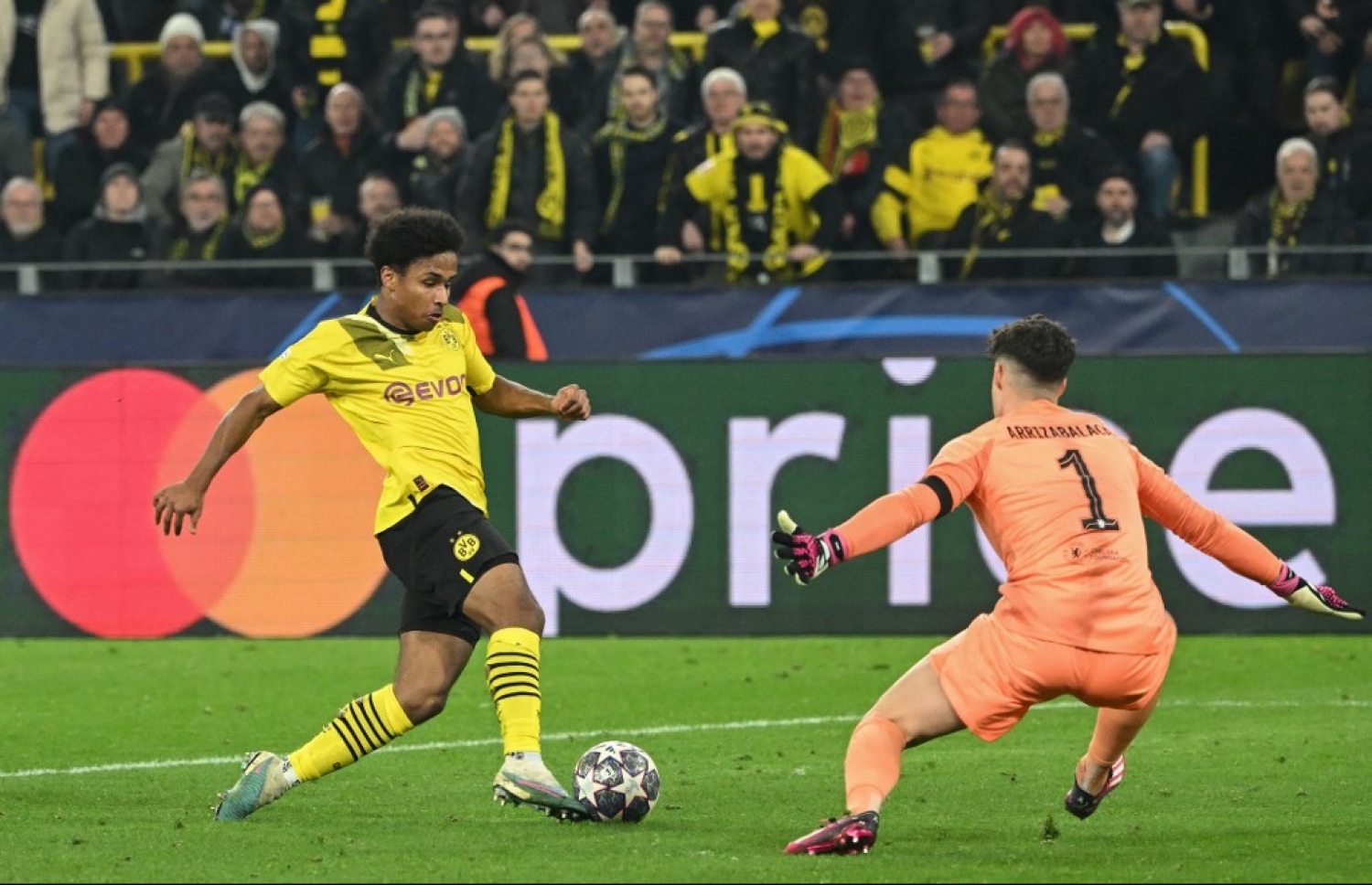 އަޑެޔެމީ (ވ) ޑޯޓްމަންޑް މޮޅުކޮށްދޭން ގޯލު ޖެހުމުގެ ކުރިން ކެޕާ (ކ) ކައިރިން ނައްޓަނީ-- ފޮޓޯ: އޭއެފްޕީ