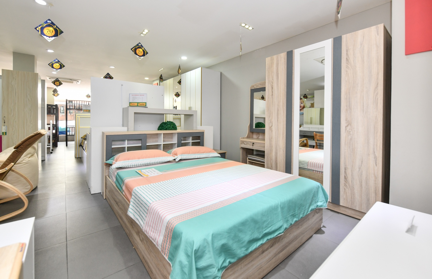 ފަރުނީޗަރު ސެންޓަރުގެ އެތެރެ. މި ތަނުގަ ބެޑްރޫމް ސެޓު ހުރޭ. -- ފޮޓޯ: ނިޝާން އަލީ | މިހާރު