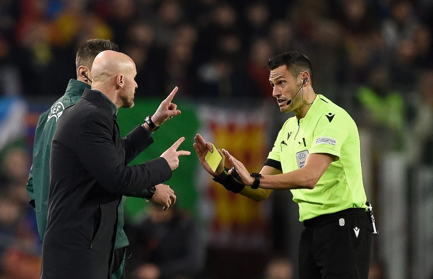 ޔުނައިޓެޑްގެ ކޯޗު ޓެން ހަގް (ވ) ، ރޭގެ މެޗުގައި ކޯޗާ ޝަކުވާ ކުރަނީ.-- ފޮޓޯ: އޭއެފްޕީ