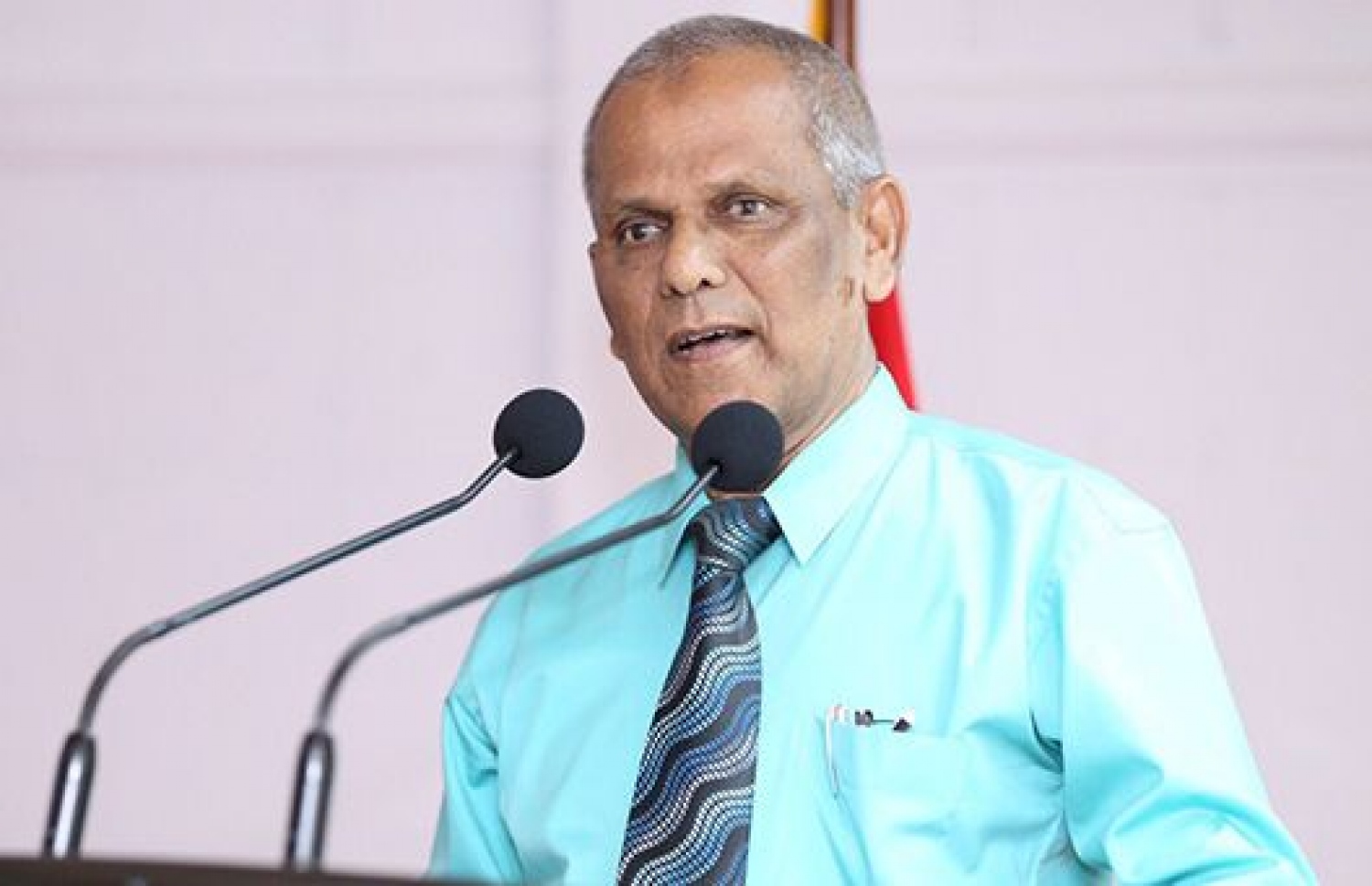 ފޮތް ލިޔުއްވި ކަށިމާ ޝާކިރު.