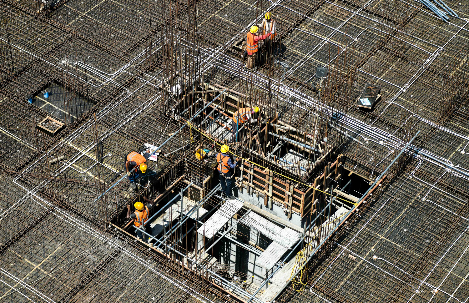 ކޮންސްޓްރަކްޝަން ސައިޓެއްގައި ބިދޭސީންތަކެއް މަސައްކަތްކުރަނީ: ކޮންސްޓްރަކްޝަން ސައިޓު ސުޕަވައިޒަރުންނަށް ބިދޭސީން ގެނައުން ވެސް ވަނީ ތިން އަހަރު ފަހުން މަނާކޮށްފައި.- ފައިލް ފޮޓޯ: މިހާރު