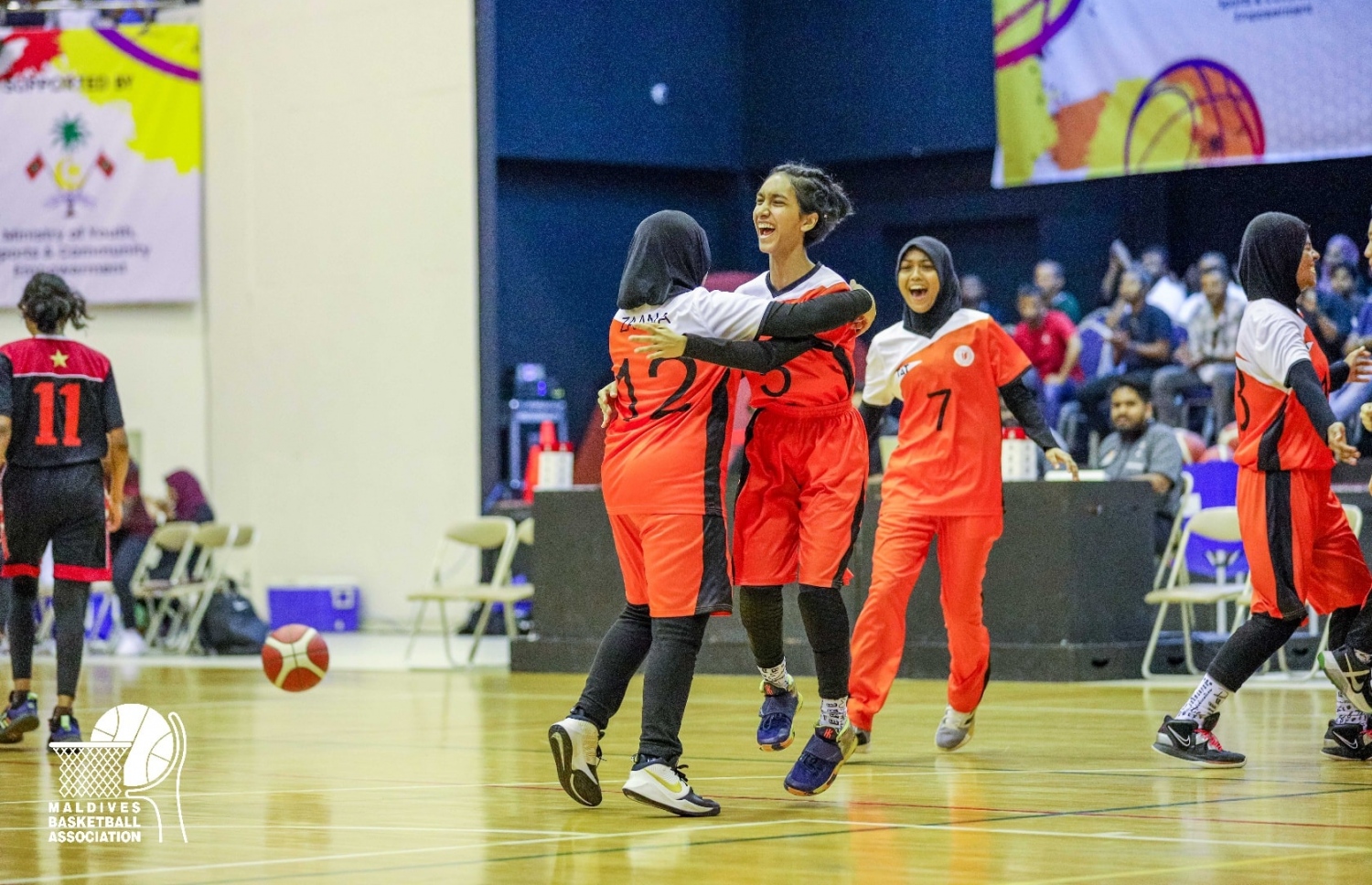 17 އަހަރުން ދަށުގެ އަންހެން ފައިނަލް މެޗުގައި އިމާދުއްދީން ކުޅުންތެރިން އުފާފާޅު ކުރަނީ. -- ފޮޓޯ: އެމްބީއޭ