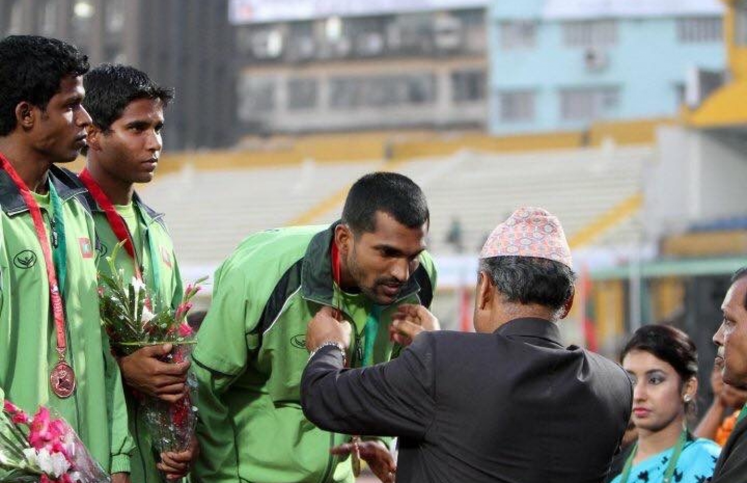 ބަންގްލަދޭޝްގައި ބޭއްވި ސައުތު އޭޝިއަން ގޭމްސްގައި ބްރޯންޒް މެޑަލް ހޯދި ރާއްޖޭގެ ރިލޭ ޓީމުގައި ހިމެނިގެން ހުސައިން ކަރުގައި މެޑަލް އަޅުވާލަނީ