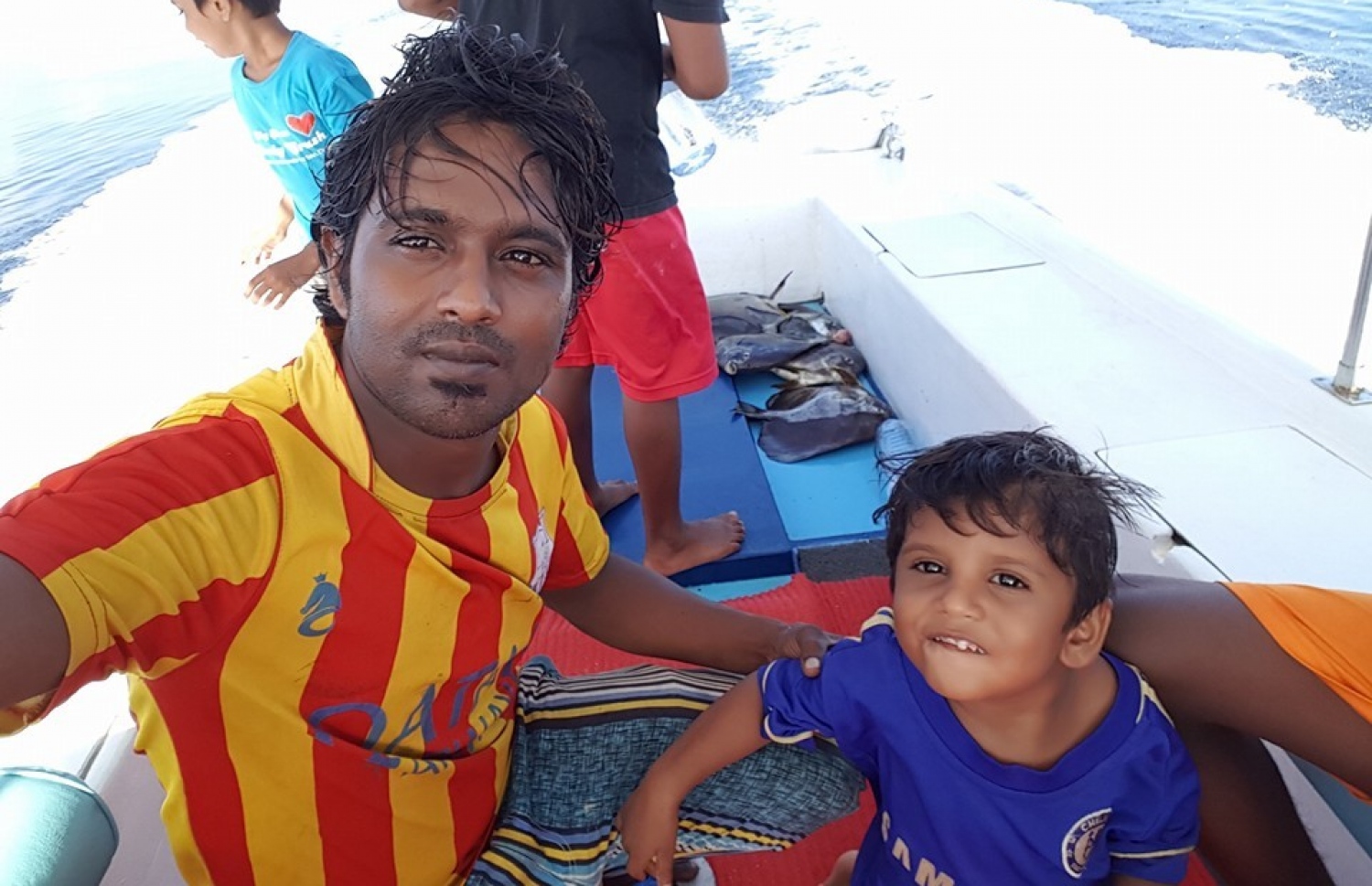 ޝަޔާލް ކުޑައިރު އޭނާގެ ބައްޕައާ އެކު.