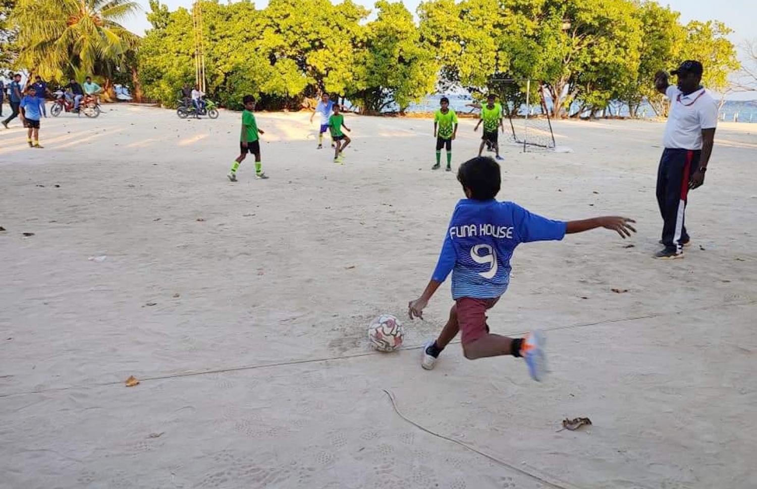 ޝަޔާލް ހިލޭ ޖެހުމެއް ފޮނުވާލަނީ.