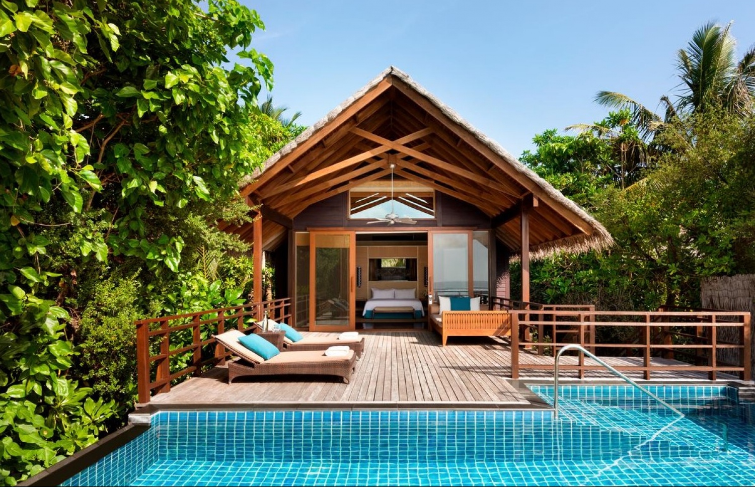 ޝަންގްރިލާ ވިލިނގިލި ރިސޯޓުގެ ބީޗް ވިލާއެއް. އެ ރިސޯޓުގައި 500 އެނދު ހުރޭ--