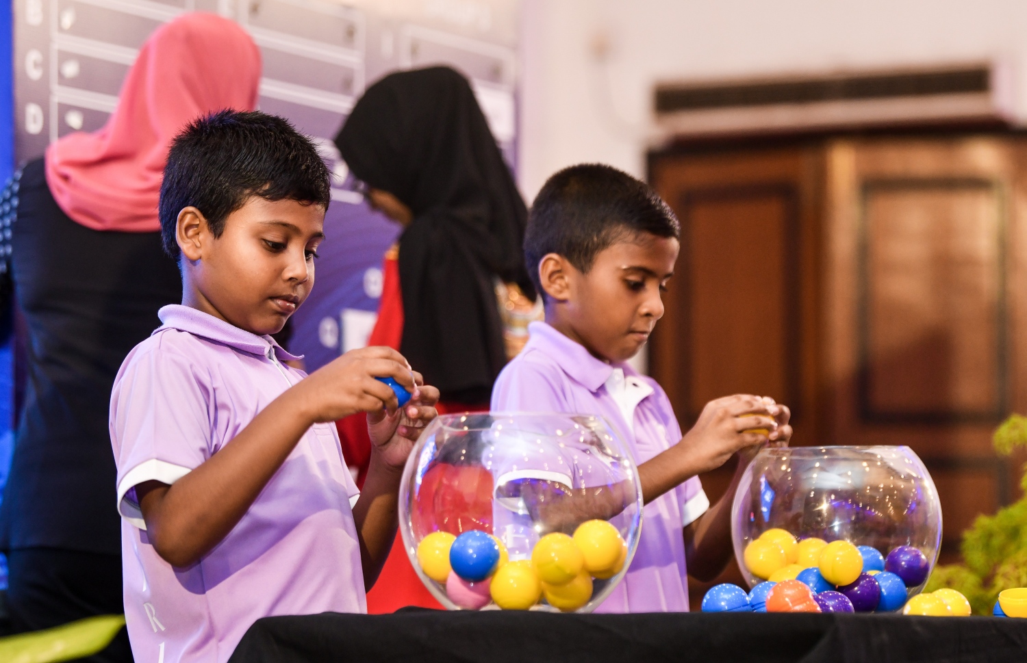 ނެސްލޭ ކިޑްސް ފުޓްބޯޅަ ފިއެސްޓާ ގުރު ނެގަން ރޭ ބޭއްވި ރަސްމިއްޔާތުގެ ތެރެއިން ކުޑަ ކުދިންތަކެއް. -- ފޮޓޯ: ފަޔާޒު މޫސާ | މިހާރު