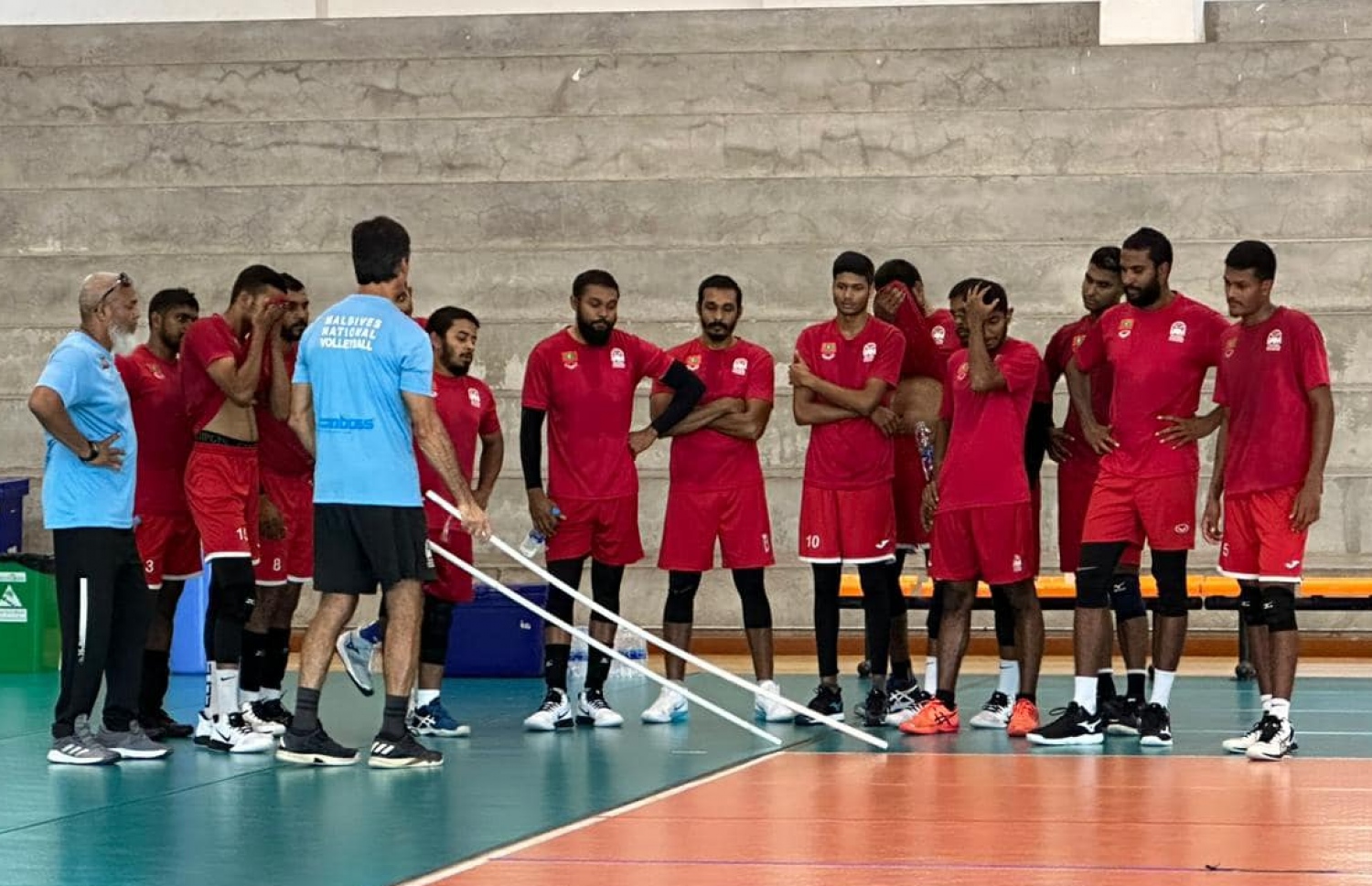 ތައިލެންޑްގައި މިހާރު ކުރިއަށްދާ ގައުމީ ވޮލީ ޓީމުގެ ޓްރޭނިން ކޭމްޕްގެ ތެރެއިން ގައުމީ ފިރިހެން ޓީމުގެ ޓްރޭނިނސް ސެޝަންގެ ތެރެއިން ކޯޗު ކުޅުންތެރިންނަށް އިރުޝާދު ދެނީ --- ފޮޓޯ: ވީއޭއެމް