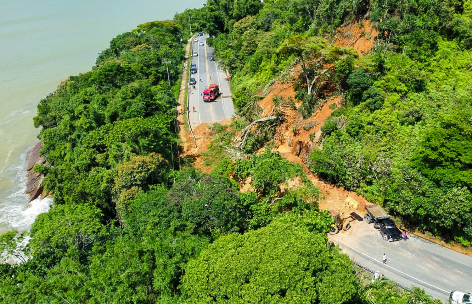 ފެބްރުއަރީ 19، 2023؛ ބްރެޒިލްގެ ސައު ޕައޮލޯގެ ފަރުބަދަމަތީ ސަރަހައްދަކުން ބިންގަނޑު ކަނޑައިގެން ގޮސް ހައިވޭއެއްގެ މައްޗަށް ވެލިތައް އެޅި މަގު ބަންދުވެފައި. --އޭއެފްޕީ