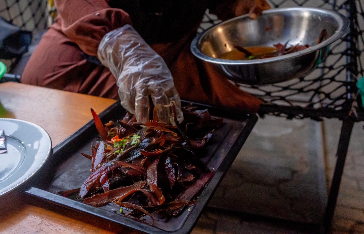 ހއ. އިހަވަންދޫގައި ތައްޔާރުކުރާ ހިކިމަސް ޗިޕްސް.