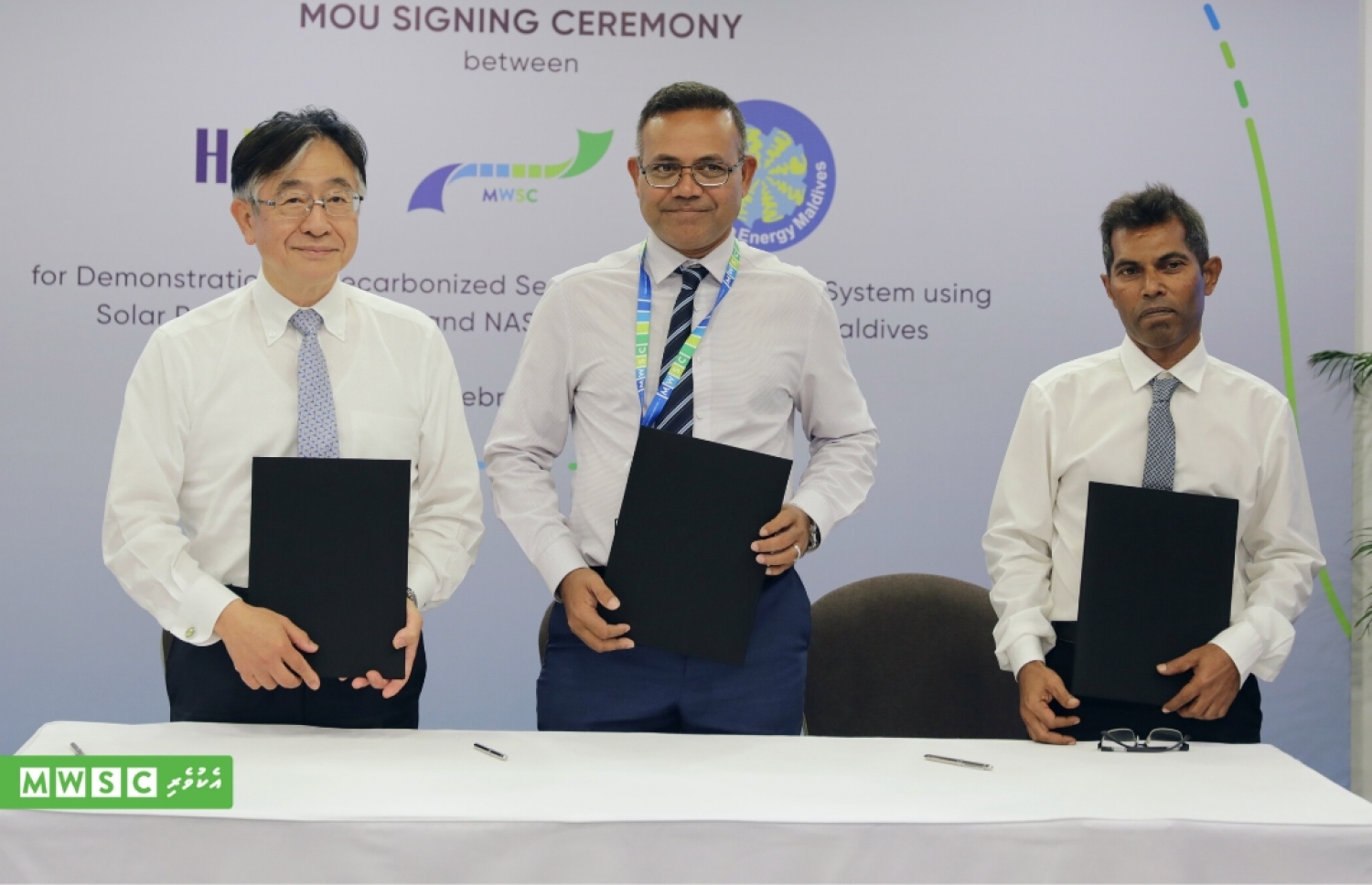 އެމްޑަބްލިއުއެސްސީން ކުރިއަށްގެންދާ އިއާދަކުރުވަނިވި ހަކަތަ ބޭނުންކޮށްގެން ސާފު ރައްކާތެރި ބޯފެން އުފެއްދުމުގެ ނިޒާމެއް ގުޅީފަޅުގައި ގާއިމުކުރުމުގެ އެއްބަސްވުމުގައި ރިނިއުބަލް އެނާޖީ މޯލްޑިވްސް އަދި ޖަޕާނުގެ ހިޓާޗީ ޒޯސެން ކޯޕަރޭޝަނުން ބައިވެރިވޭ. -- ފޮޓޯ: އެމްޑަބްލިއުއެސްސީ