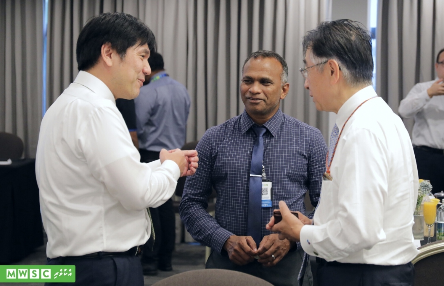 އަވިން އުފައްދާ ހަކަތަ ބޭނުންކޮށްގެން، ސާފު ބޯފެން އުފައްދާ ނިޒާމެއް ގާއިމުކަށް ކުންފުނިތަކުން އެއްބަސްވުމުގައި ސޮއި ކުރުަށް ބޭއްވި ރަސްމިއްޔާތުގެ ތެރެއިން. އެ ޕްރޮޖެކްޓުގެ ދަށުން ށުން ދުވާލަކު 500 ކިޔުބިކް މީޓަރުގެ ފެން އުފެއްދުމުގެ ގާބިލުކަން ލިބިފައިވާ އާރްއޯ ޕްލާންޓެއް ބަހައްޓާނެ. -- ފޮޓޯ: އެމްޑަބްލިއުއެސްސީ