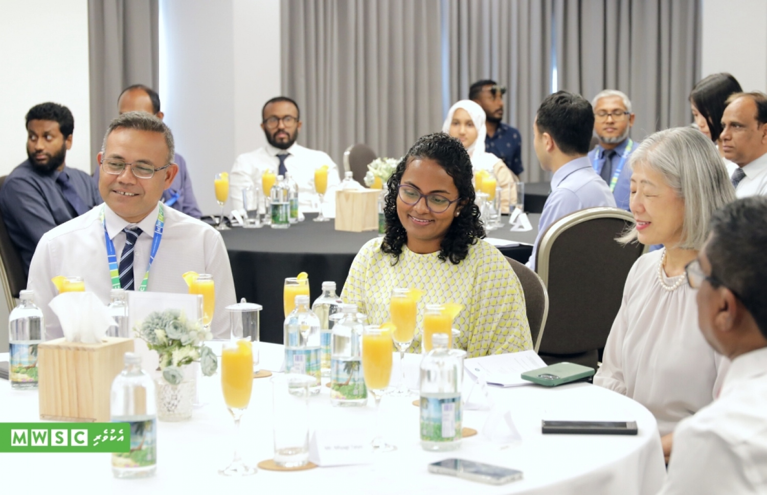 އަވިން އުފައްދާ ހަކަތަ ބޭނުންކޮށްގެން، ސާފު ބޯފެން އުފައްދާ ނިޒާމެއް ކ. ގުޅިފަޅުގައި ހަދަން ނިންމައި، އެކަމުގެ އެއްބަސްވުމުގައި ސޮއި ކުރުމަށް ބޭއްވި ރަސްމިއްޔާތުގައި ބައިވެރިވެވަޑައިގެންނެވި ބައެއް ބޭފުޅުން. -- ފޮޓޯ: އެމްޑަބްލިއުއެސްސީ