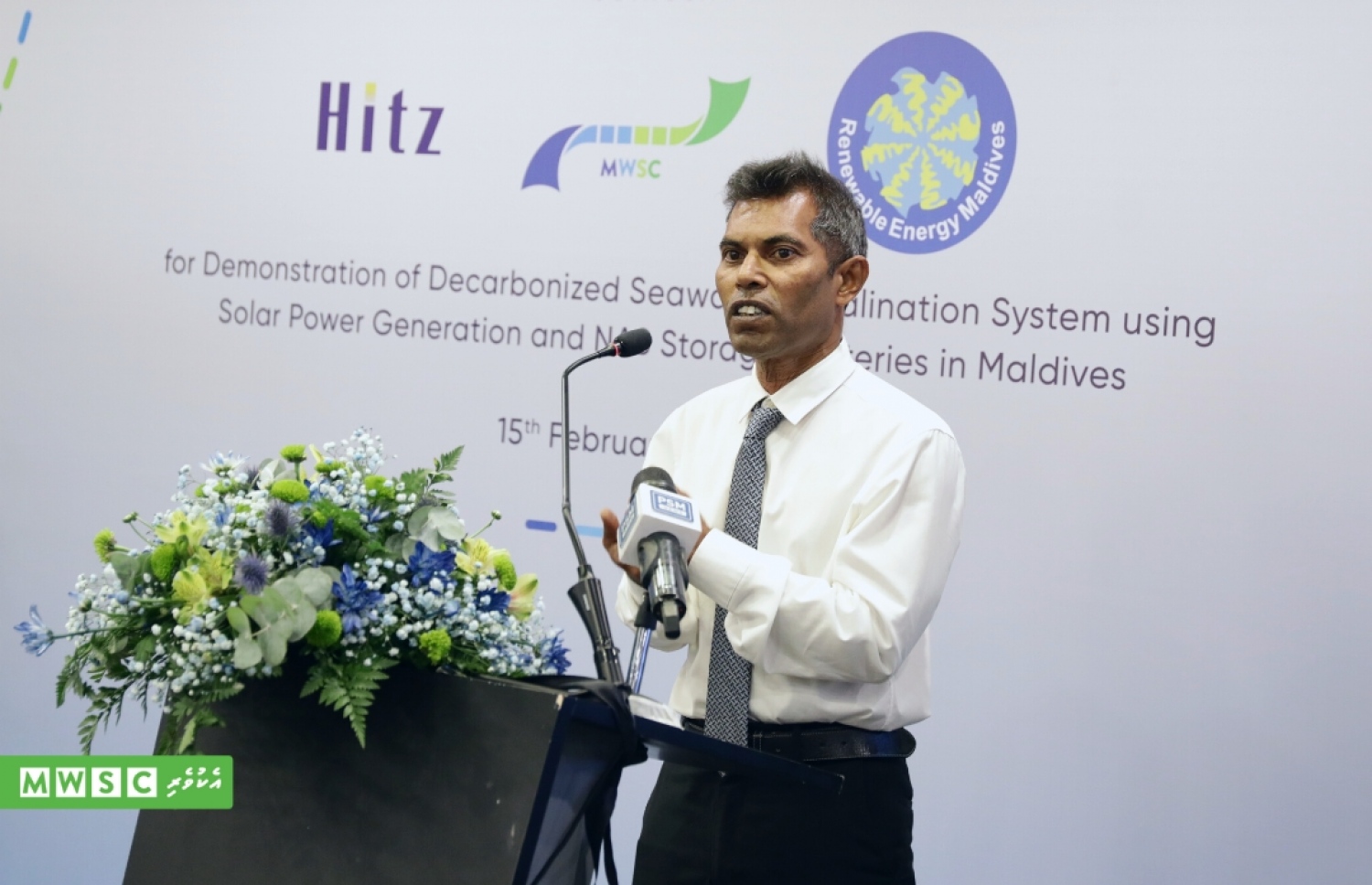 އަވި ބޭނުންކޮށްގެން ގުޅިފަޅުގައި ސާފު ބޯފެން އުފައްދާ ނިޒާމެއް ހަދަން އެކަމުގެ އެއްބަސްވުމުގައި ކުންފުނިތަކުން ސޮއިކުރުމަށް ބޭއްވި ރަސްމިއްޔާތުގައި ރިނިއުބަލް އެނާޖީ މޯލްޑިވްސްގެ ޗެއާމަން އިބްރާހިމް ނާޝިދު ވާހަކަ ދައްކވަީ. -- ފޮޓޯ: އެމްޑަބްލިއުއެސްސީ