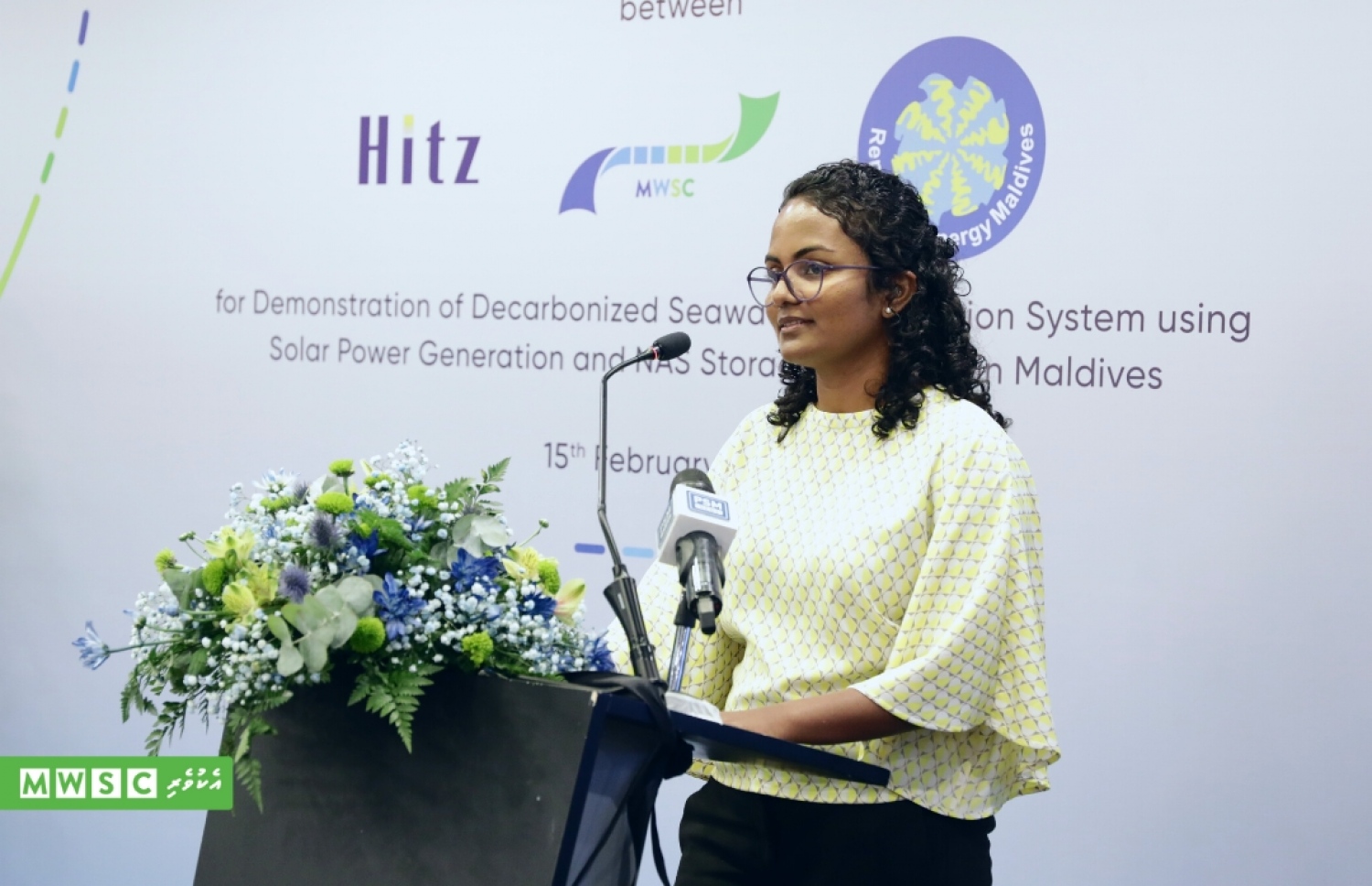 އަވީގެ ހަކަތައިން ސާފު ބޯފެން އުފައްދާ ނިޒާމެއް ހަދަން އެކަމުގައި އެއްބަސްވުމުގައި ކުންފުނިތަކުން ސޮއިކުރުމަށް ބޭއްވި ރަސްމިއްޔާތުގައި އެންވަޔަރަމަންޓް މިނިސްޓަރު އައިމިނަތު ޝައުނާ ވާހަކަ ދައްކަވަނީ. -- ފޮޓޯ: އެމްޑަބްލިއުއެސްސީ