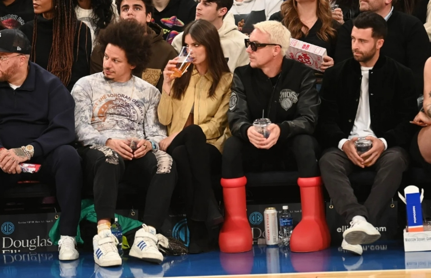 މިއުޒިކް ޕްރޮޑިއުސާ ޑިޕްލޯ މިސްޗިފްގެ ބޫޓަކަށް އަރައިގެން؛ އޭނާ އަށް ވަނީ ގިނަ ބަޔަކު ހަޖޫ ޖަހާފައި.