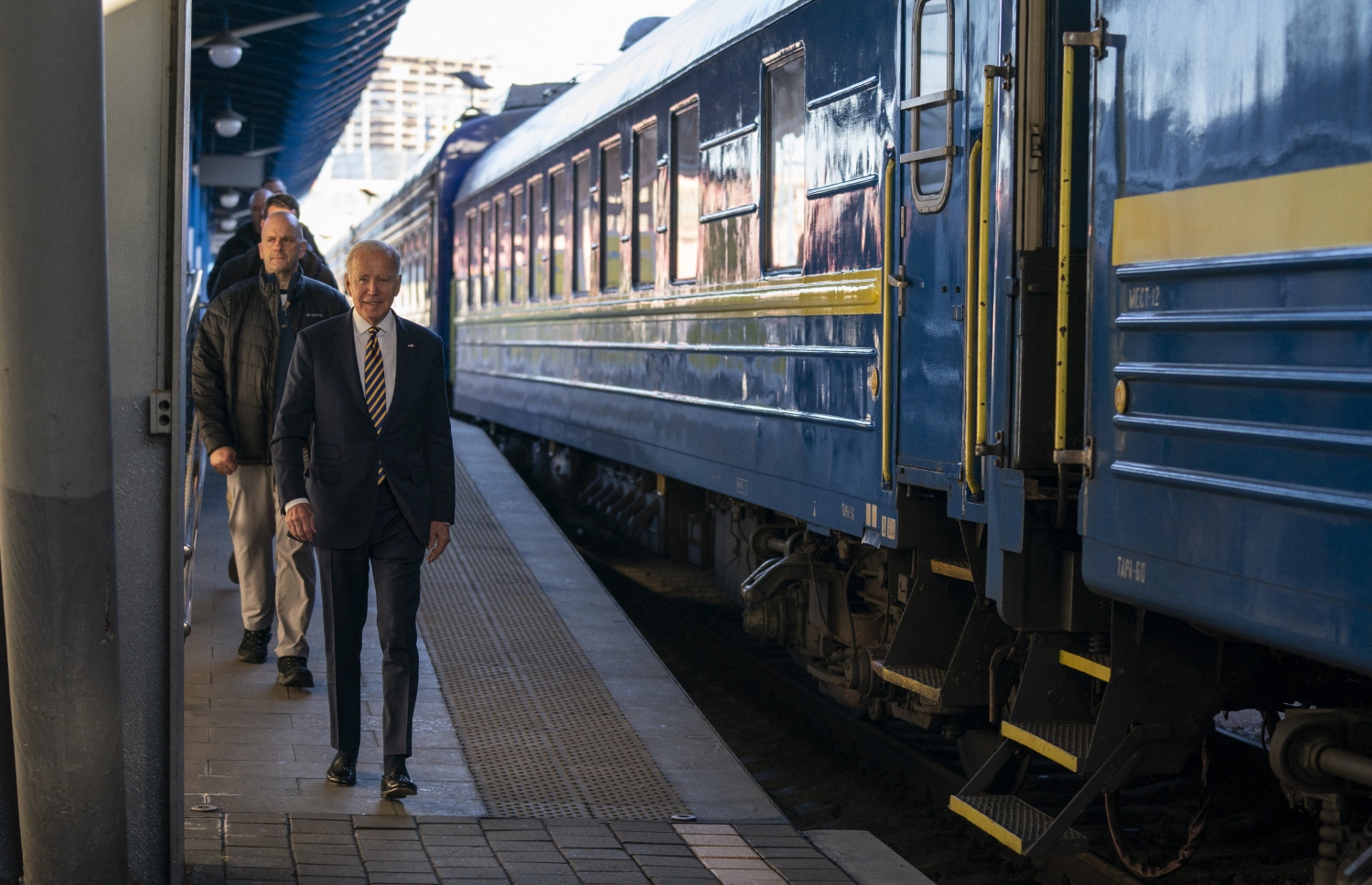 ފެބްރުއަރީ 20، 2023؛ އެމެރިކާގެ ރައީސް ޖޯ ބައިޑެން (ވ) ޔޫކްރޭންގެ ވެރިރަށް ކިޔޭވަށް ކުރެއްވި ސިއްރު ދަތުރުފުޅަށް ފަހު އެ ގައުމުން ފުރާވަޑައިގަތުމަށްޓަކައި، ރޭލަށް އަރާވަޑައިގަންނަވަނީ. --އޭއެފްޕީ