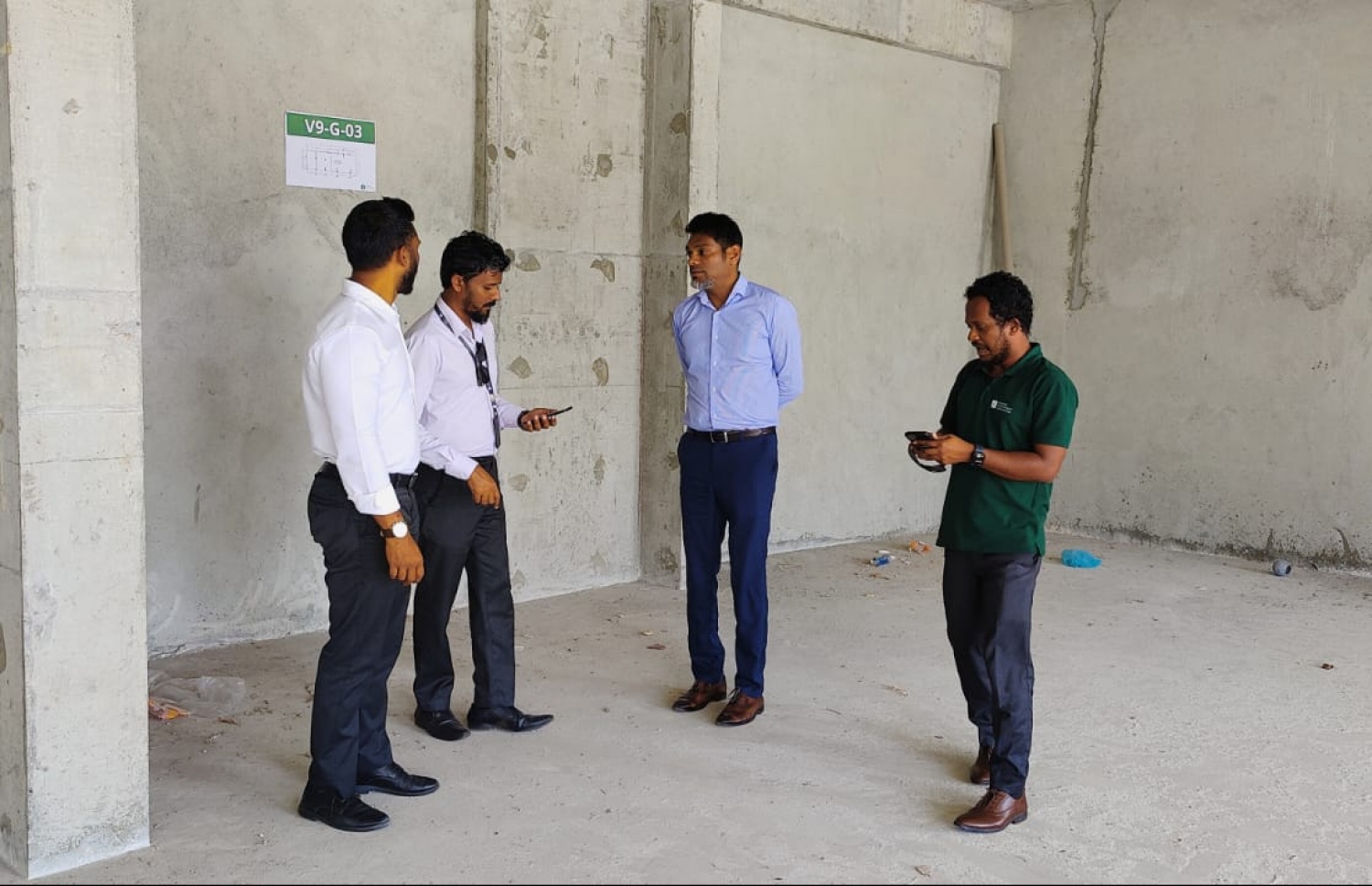 ފިހާރައިގެ މަސައްކަތް ކުރިއަށްދާ ގޮތް ބައްލަވާލެއްވުމަށް އެސްޓީއޯގެ މެނޭޖިން ޑިރެކްޓަރު ހުސެއިން އަމްރު، ފިހާރަ ހަދާ ސައިޓުގައި. -- ފޮޓޯ: އެސްޓީއޯ