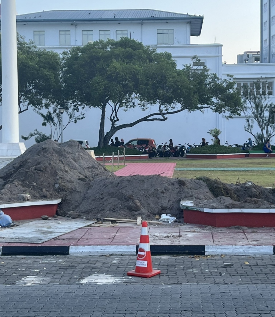 ޖުމްހޫރީ މައިދާނުގައި ހުރި ރުއްތައް ނެގުމުގެ މަސައްކަތް ކުރަނީ -- ފޮޓޯ: ޒަޔާން އިސްމާއިލް | ޓުވިޓާ