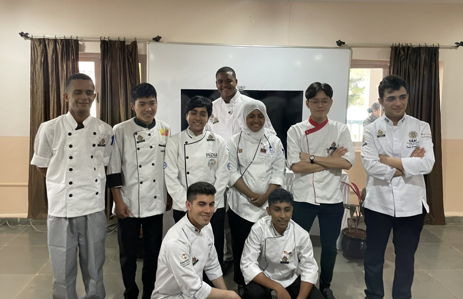 ޔަންގް ޝެފް އޮލިމްޕިއަޑްގައި ބައިވެރިވި އެހެން ގައުމުތަކުގެ ބައިވެރިންނާއެކު އެމްއެންޔޫގެ ދަރިވަރު ހަޝްމާ.