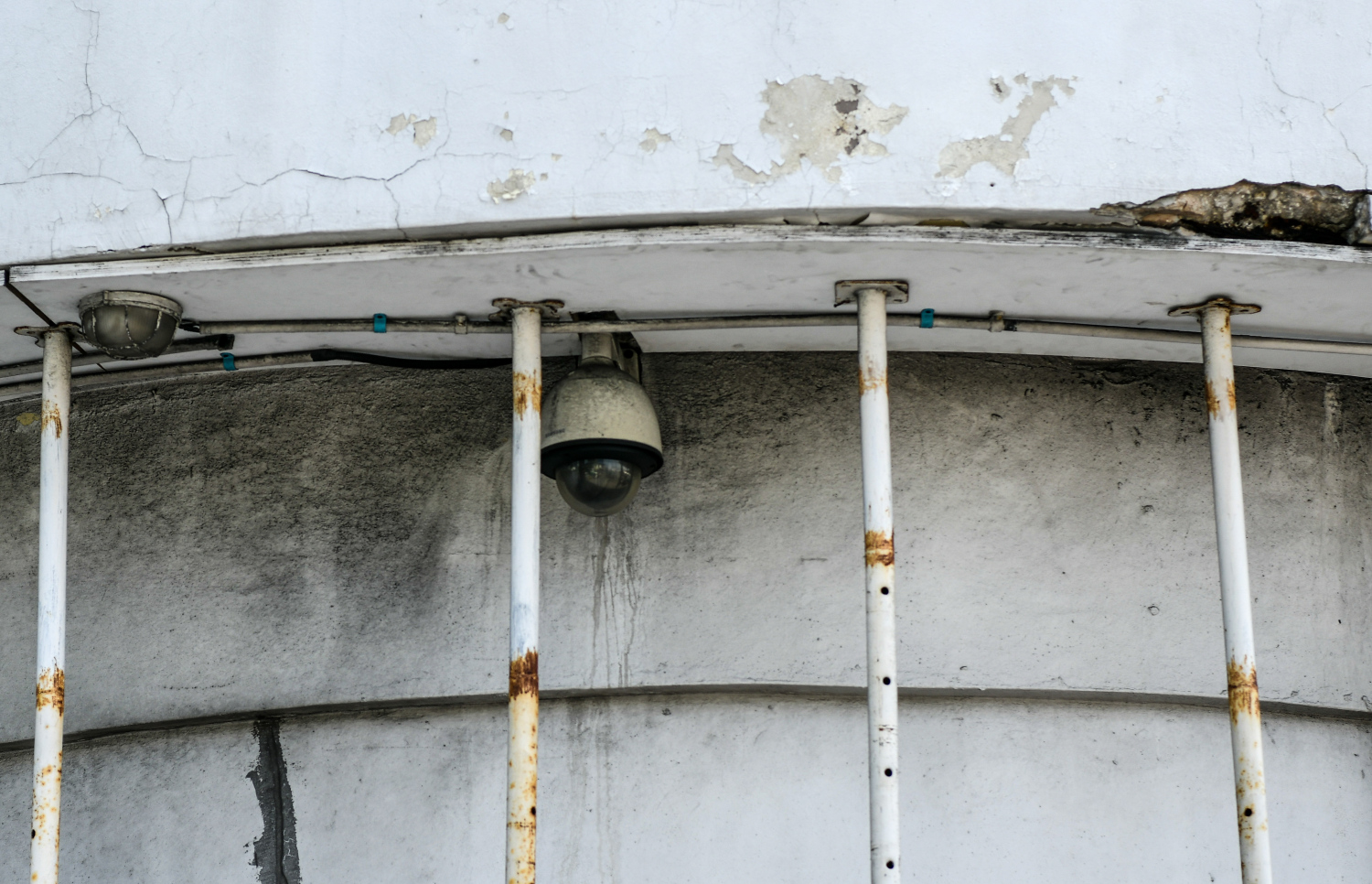 ކްރިމިނަލް ކޯޓު ހިންގާ އިމާރާތްތުގެ ޝީޓުތަކުގައި ދަގަނޑު ހޮޅި ވިއްދާފައި: މި އިމާރާތް ހުރީ މީހުން ވަދެ އުޅެން ނުވާ ވަރަށް ހާލަތު ގޯސްވެފައި.