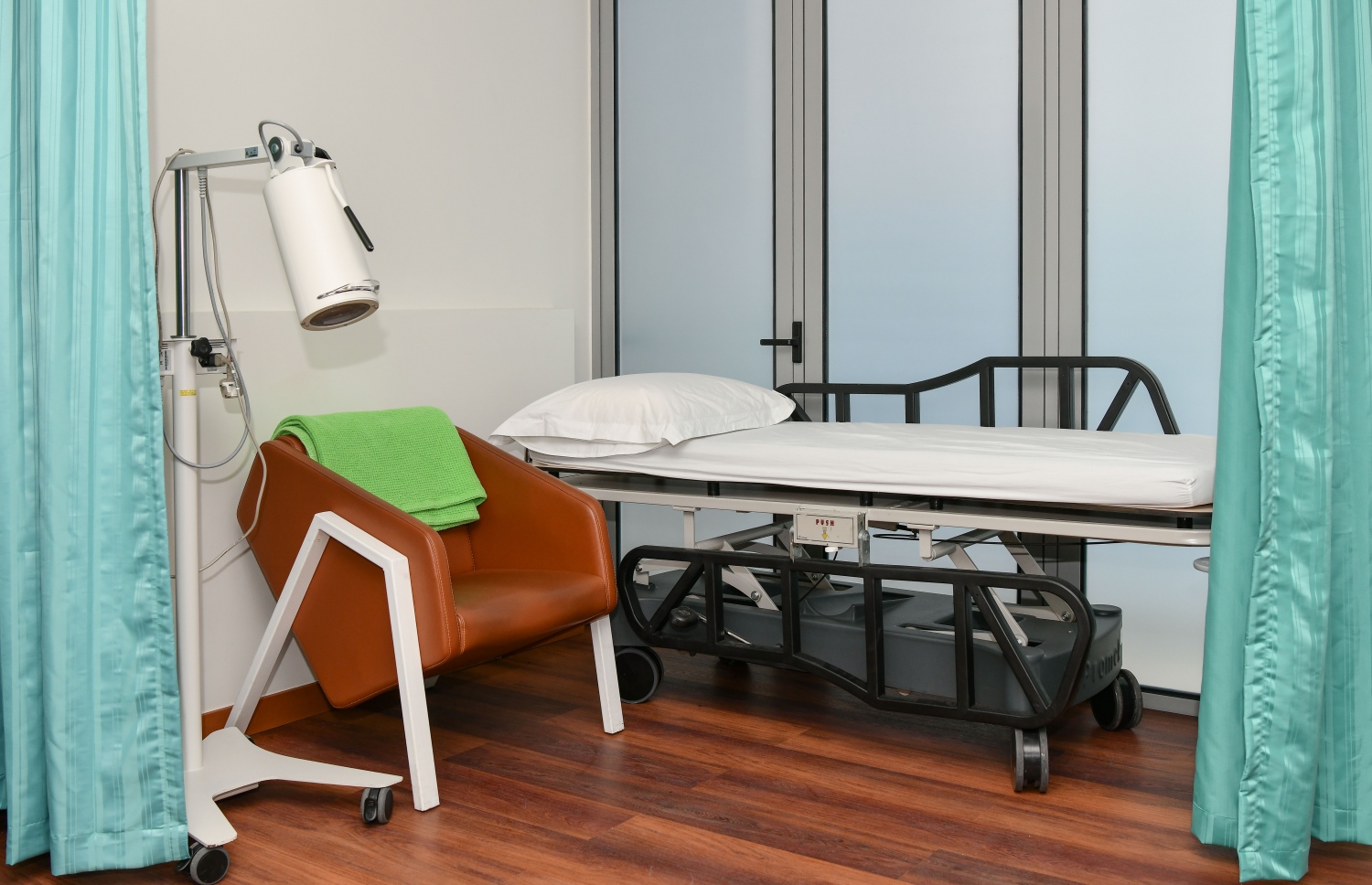 ކުލިނިކުގައި ތެރަޕީ ދޭ ރޫމެއްގެ އެތެރެ. -- ފޮޓޯ: ނިޝާން އަލީ | މިހާރު