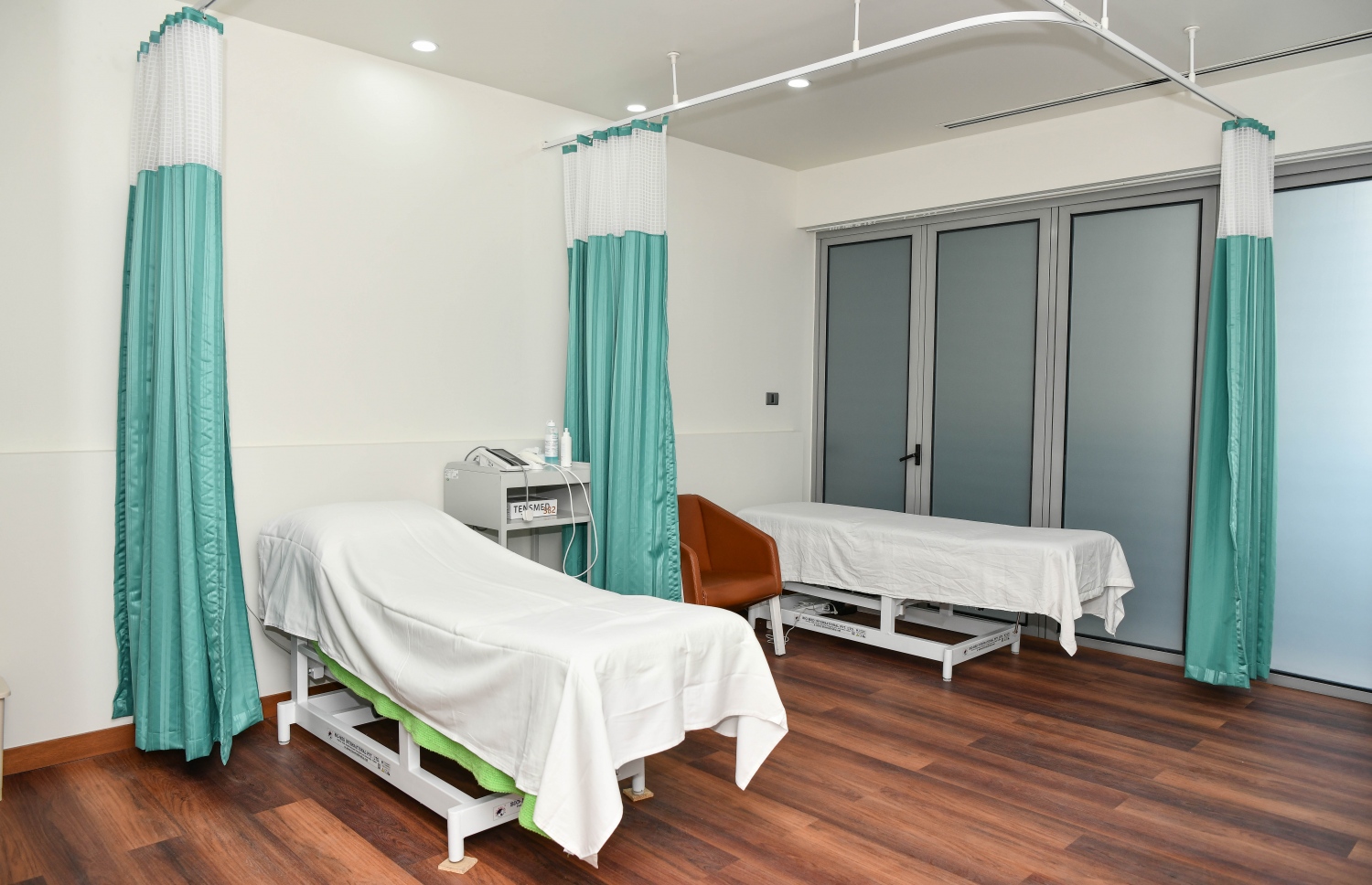 ކުލިނިކުގައި ތެރަޕީ ދޭ ރޫމެއްގެ އެތެރެ. -- ފޮޓޯ: ނިޝާން އަލީ | މިހާރު