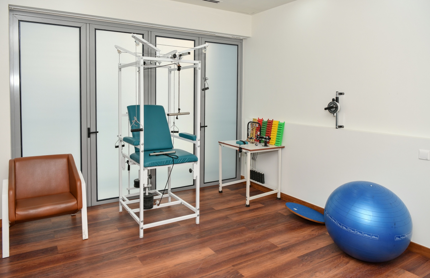 ކުލިނިކުގައި ތެރަޕީ ދޭ ރޫމެއްގެ އެތެރެ. -- ފޮޓޯ: ނިޝާން އަލީ | މިހާރު