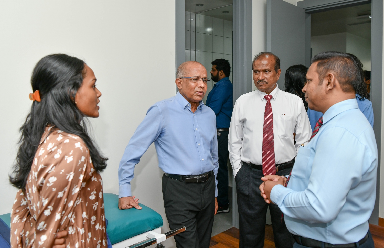 ޓްރީ ޓޮޕް ހޮސްޕިޓަލުން "ޓީޓީއެޗް"ގެ ނަމުގައި ކްލިނިކެއް ހުޅުވުމަށް މިއަދު ބޭއްވި ރަސްމިއްޔާތުގައި އެ ހޮސްޕިޓަލުގެ މެނޭޖިންގ ޑިރެކްޓަރ އަހްމަދު ނަޒީރު (މ)  ބައިވެރިވެވަޑައިގަންނަވަނީ .-- ފޮޓޯ: ނިޝާން އަލީ/ މިހާރު