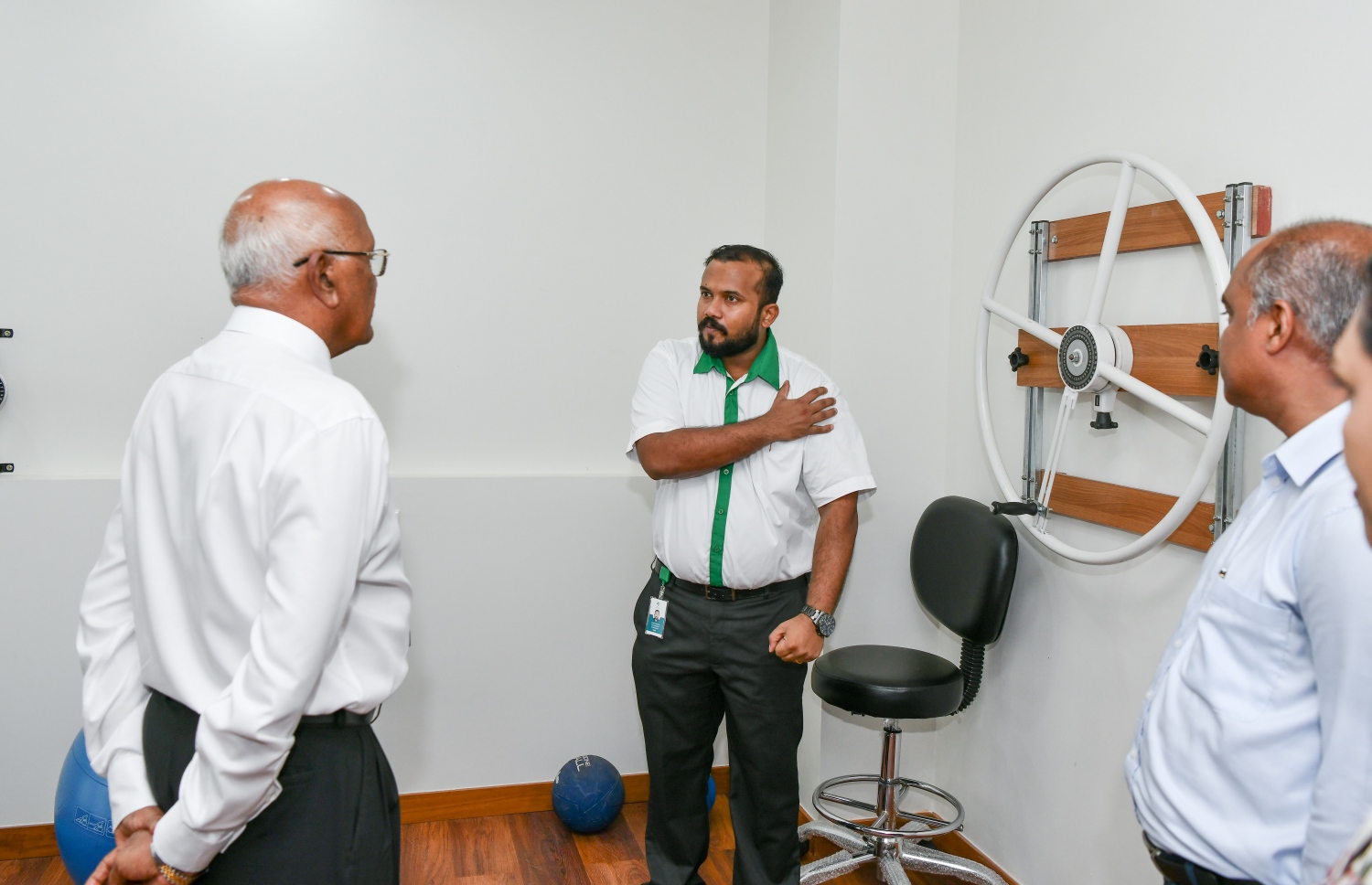 ކުލިނިކުގެ އެތެރެ މިނިސްޓަރު ނަސީމް ބައްލަވާ ލައްވަނީ. -- ފޮޓޯ: ނިޝާން އަލީ | މިހާރު