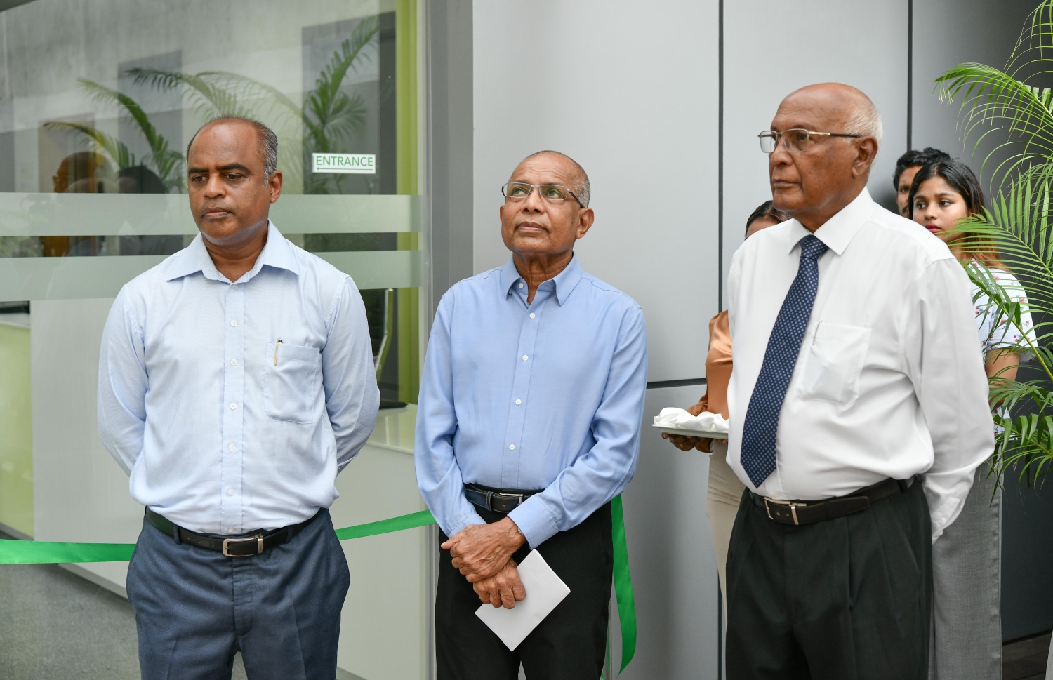 ޓްރީ ޓޮޕް ހޮސްޕިޓަލުން "ޓީޓީއެޗް"ގެ ނަމުގައި ކްލިނިކެއް ހުޅުވުމަށް މިއަދު ބޭއްވި ރަސްމިއްޔާތުގައި އެ ހޮސްޕިޓަލުގެ މެނޭޖިންގ ޑިރެކްޓަރ އަހްމަދު ނަޒީރު (މ) އާއި ޗީފް އޮޕަރޭޓިން އޮފިސަރު އާދިލް މޫސާ (ވ) އަދި ހެލްތް މިނިސްޓަރު އަހްމަދު ނަސީމް ބައިވެރިވެވަޑައިގަންނަވަނީ .-- ފޮޓޯ: ނިޝާން އަލީ/ މިހާރު