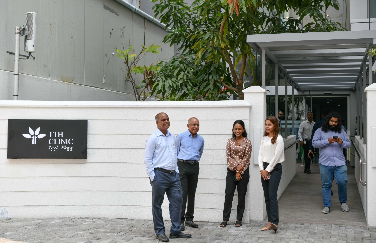 ޓްރީ ޓޮޕް ހޮސްޕިޓަލުން "ޓީޓީއެޗް"ގެ ނަމުގައި މިއަދު ހުޅުވި ކްލިނިކުގެ ބޭރުގައި ޓްރީޓޮޕް ހޮސްޕިޓަލުގެ ސީއީއޯ އާދިލް މޫސާ އަދި މެނޭޖިން ޑިރެކްޓަރު އަހްމަދު ނަޒީރު މަޑުކޮށްލައިގެން.-- ފޮޓޯ: ނިޝާން އަލީ/ މިހާރު