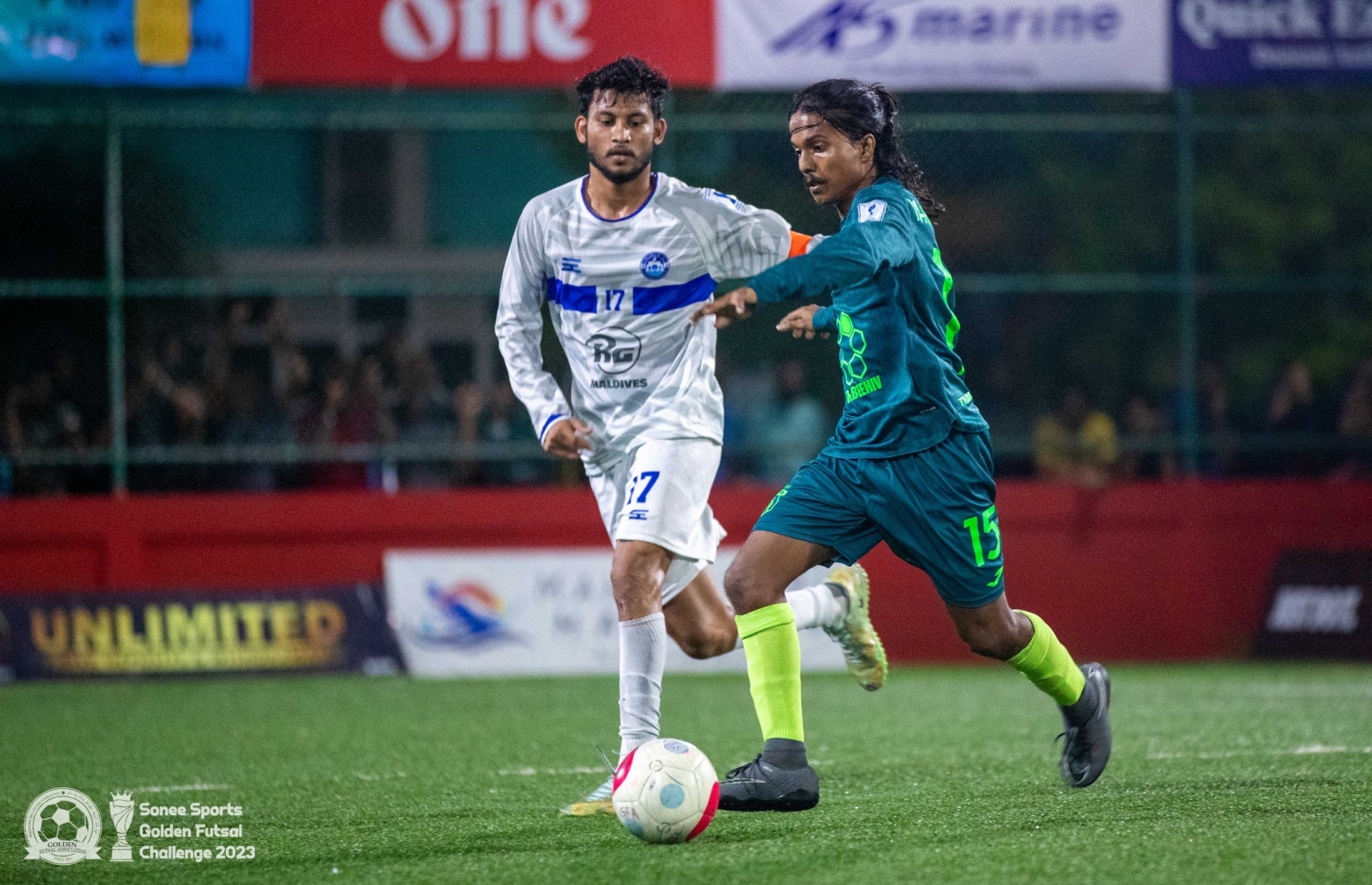 ތިނަދޫ ޓީމުގެ ގަބޭ، ރޭގެ މެޗުގައި ބޯޅަ ހިފައިގެން ކުރިއަށް ދަނީ.-- ފޮޓޯ: ގޯލްޑަން ފުޓްސަލް އެސޯސިއޭޝަން/ އިމޭޖަސް އެމްވީ