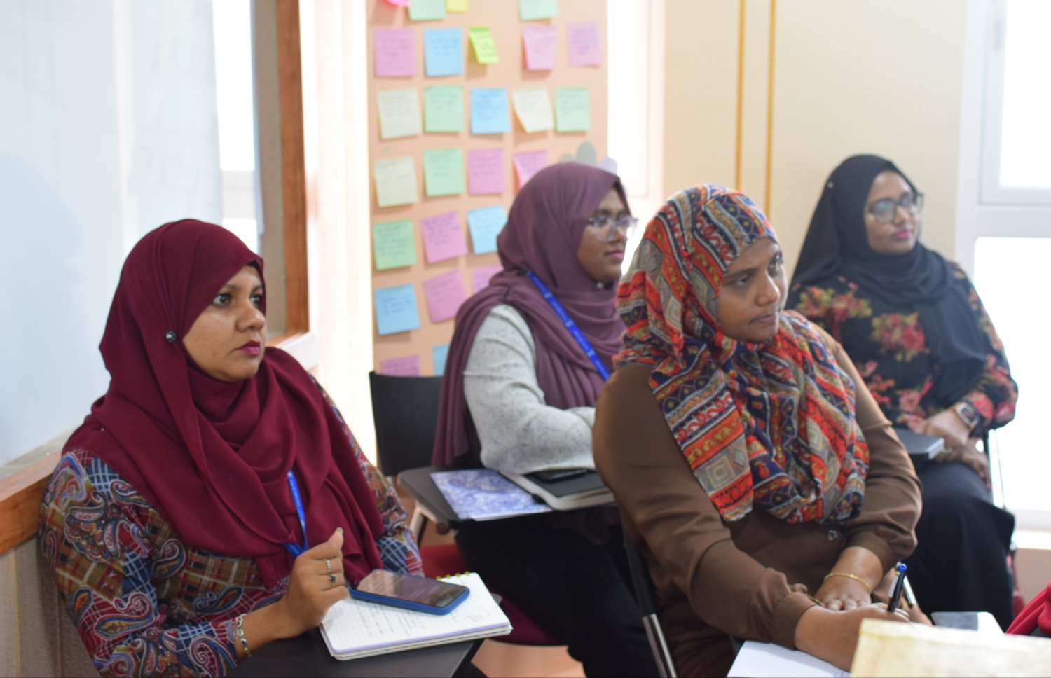 ޕްރޮގުރާމުގެ ބައެއް ބައިވެރިން. މިއީ ރާއްޖޭގައި ބާއްވާ މި ފަދަ ފުރަތަމަ ތަމްރީނު ޕްރޮގުރާމް. -- ފޮޓޯ: ވިލާ ކޮލެޖު