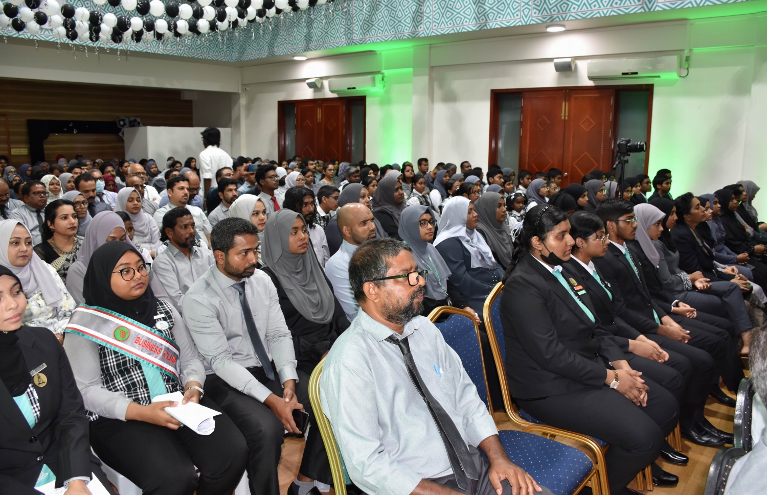 އަހުމަދިއްޔާގެ 41 ވަނަ އަހަރީ ދުވަސް ފާހަގަ ކުރުމަށް ބޭއްވި ޖަލްސާގައި ސްކޫލުގެ ޕްރިންސިޕަލް ޓީޗަރަކަށް ހަނދާނީ ލިޔުން ދެއްވަނީ -- ފޮޓޯ: އަހުމަދިއްޔާ