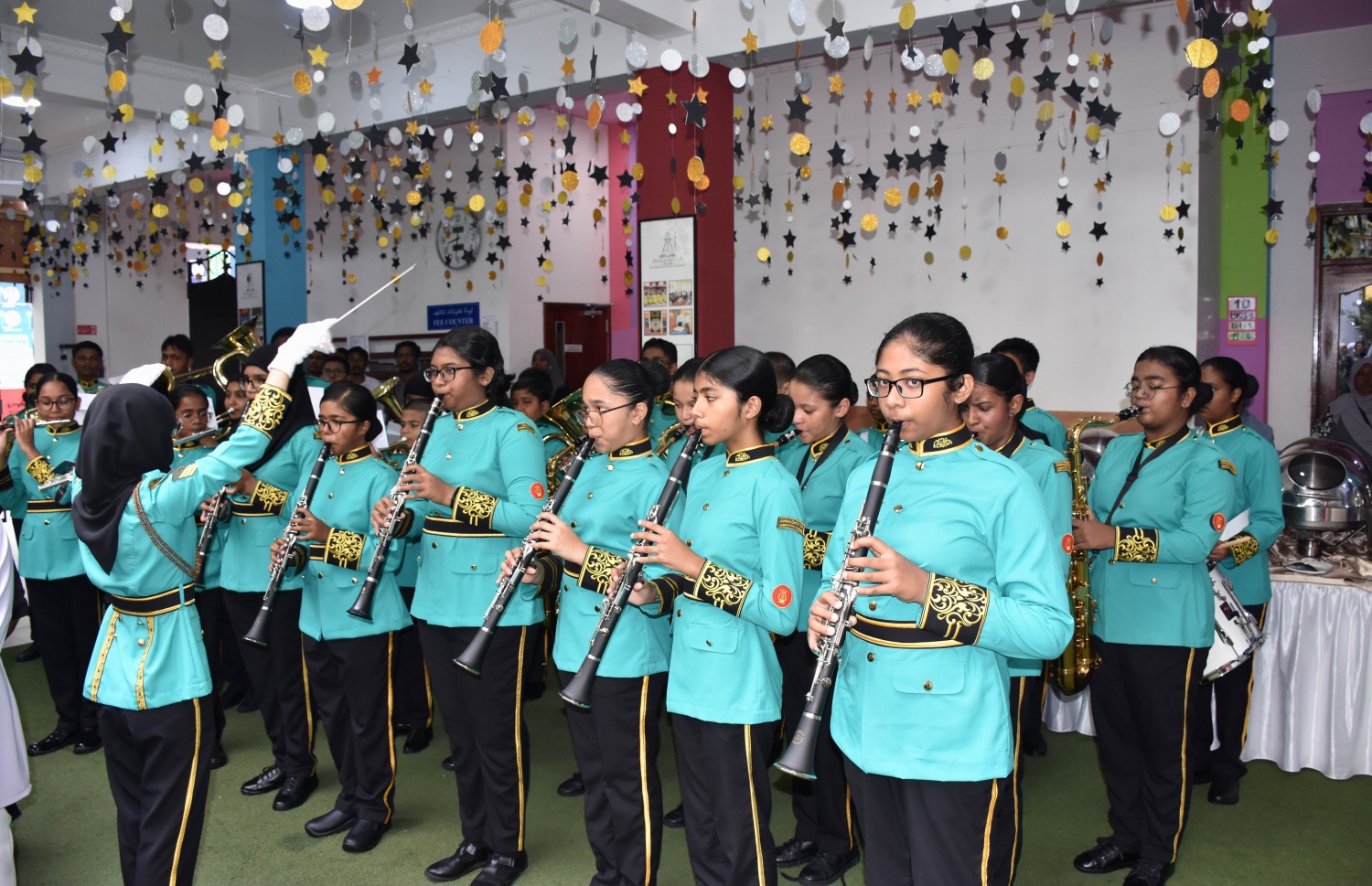 އަހުމަދިއްޔާގެ ބޭންޑާ އެކު އެ ސްކޫލުގެ އަހަރީ ދުވަސް ފާހަގަ ކުރަނީ: މި ދުވަސް ފާހަގަކުރަން އެ ސްކޫލުގައި ވަނީ އެކި ހަރަކާތްތައް ހިންގައިފައި -- ފޮޓޯ: އަހުމަދިއްޔާ